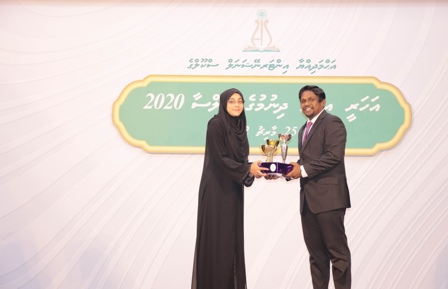 އަހްމަދިއްޔާ އިންޓަނޭޝަނަލް ސްކޫލުގެ އަހަރީ އިނާމު ދިނުމުގެ ޖަލްސާގައި އެސްކޫލުގެ ދަރިވަރަކަށް އެވޯޑު ހަވާލުކޮށްދެއްވަނީ --. ފޮޓޯތައް: އަހްމަދިއްޔާ ސްކޫލް