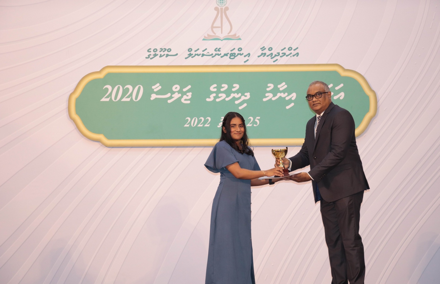 އަހްމަދިއްޔާ އިންޓަނޭޝަނަލް ސްކޫލުގެ އަހަރީ އިނާމު ދިނުމުގެ ޖަލްސާގައި އެސްކޫލުގެ ދަރިވަރަކަށް އެވޯޑު ހަވާލުކޮށްދެއްވަނީ --. ފޮޓޯތައް: އަހްމަދިއްޔާ ސްކޫލް