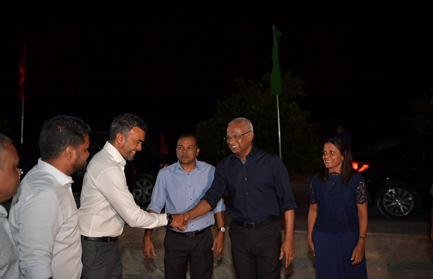 އައްޑޫ ރައްޔިތުންގެ މާހެފުމުގައި ބައިވެރިވެވަޑައިގަތުމަށް ރައީސް އިބްރާހިމް މުހައްމަދު ސޯލިހުގެ ދެކަނބަލުން ވަޑައިގަންނަވަނީ.- ފޮޓޯ: ރައީސް އޮފީސް