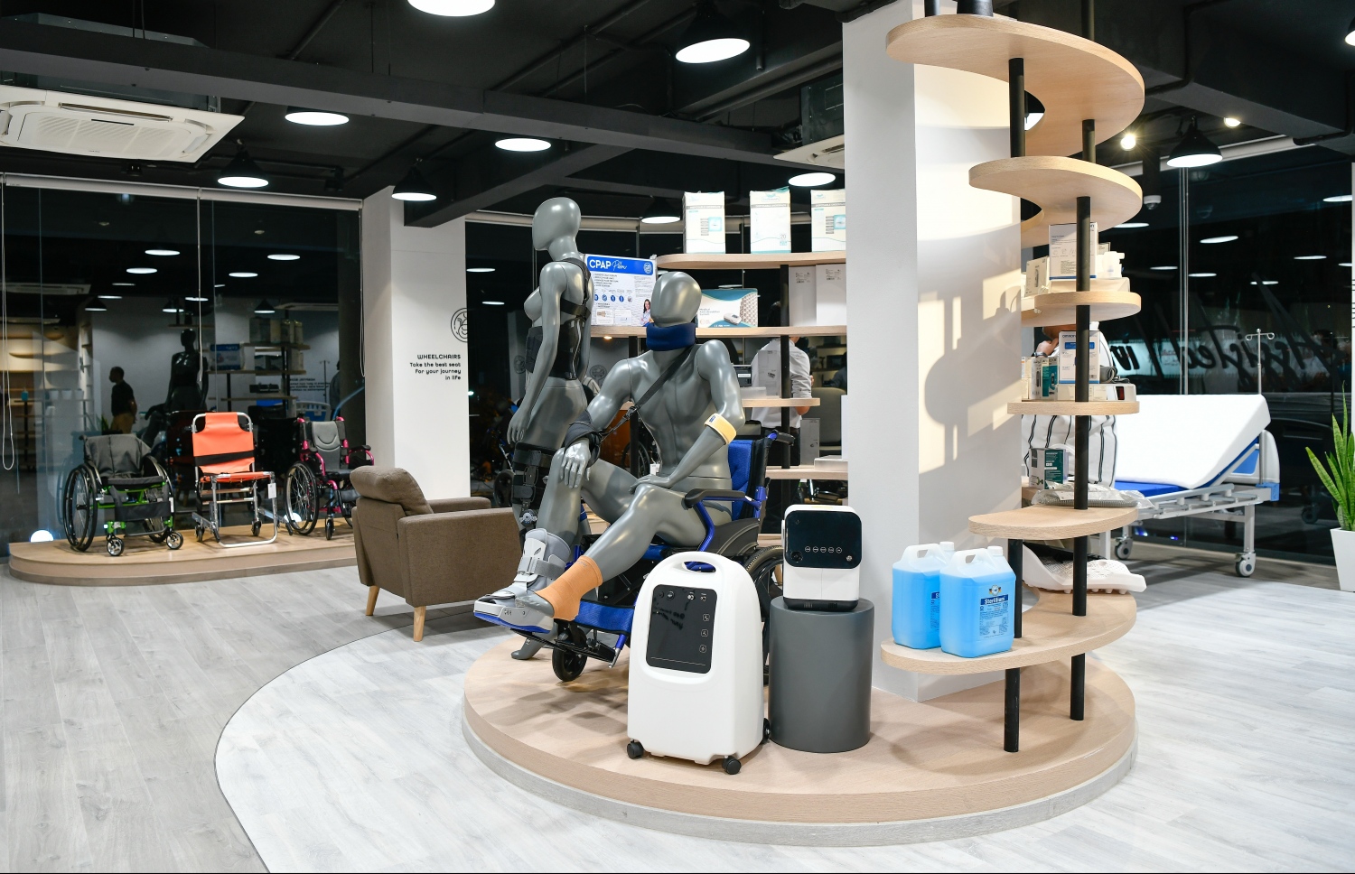 އެސިސްޓެޑް ލިވިން އިން ވިއްކާ ބައެއް ސާމާނު. އެތަނުން ވިއްކަނީ ދުނިޔޭގެ މަޝްހޫރު ބްރޭންޑްތަކުގެ ބާވަތްތައް--ފޮޓޯ:ނިޝާން އަލީ/މިހާރު