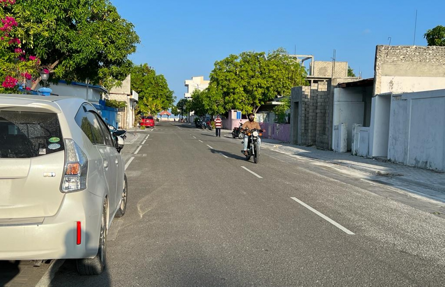 ވިލިނގިލީގެ ބޮޑުމަގުން މީހަކު ސައިކަލްގައި ދަނީ: ވިލިނގިއްޔަށް ވެސް ޓޫރިޒަމް ފުޅާކުރުމަށް ގިނަ މަސައްކަތްތަކެއް ކުރުމަށް ކައުންސިލުން ވަނީ ރާވާފައި.---ފޮޓޯ: މިހާރު