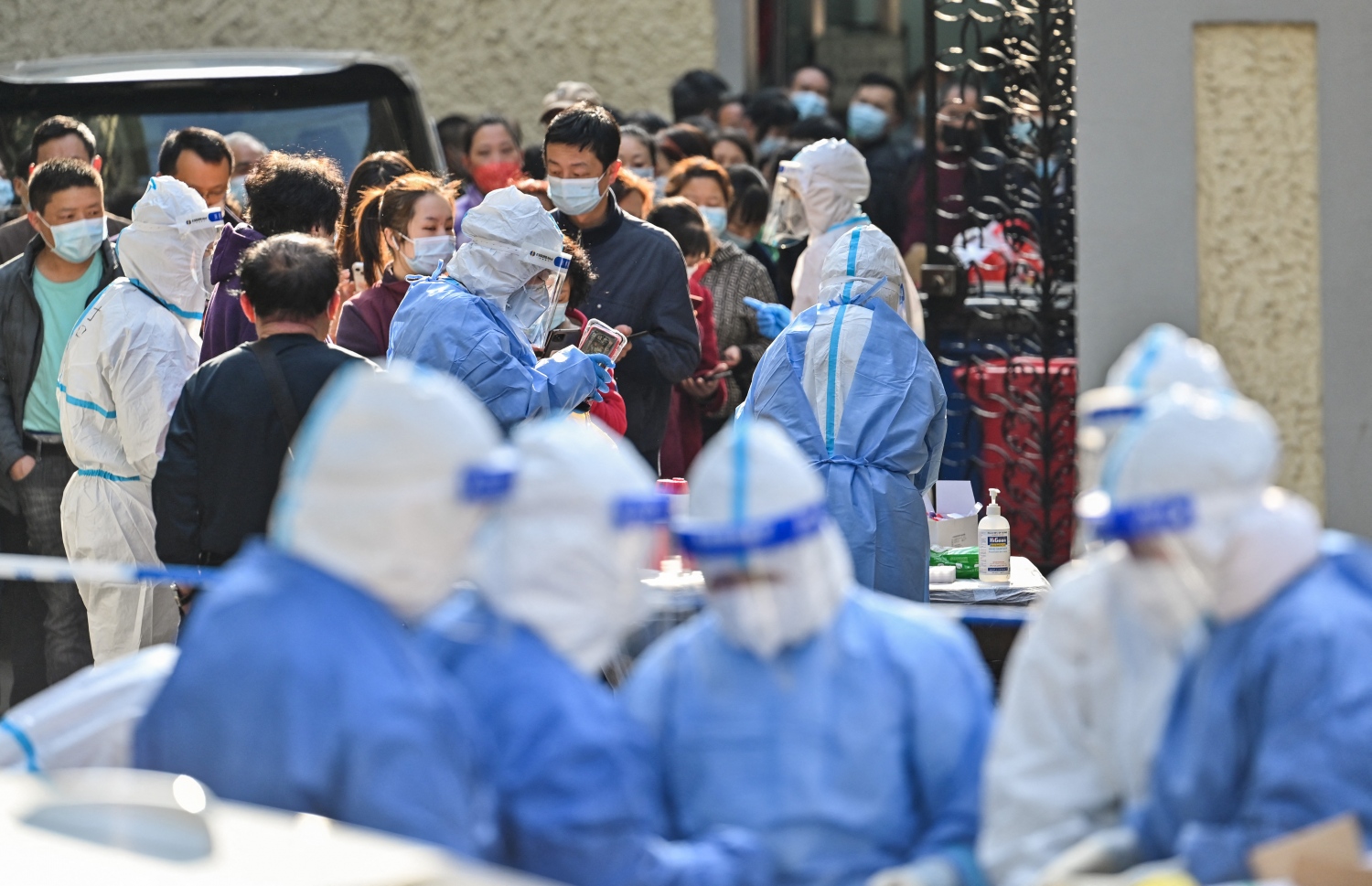 ކޮވިޑަށް ޓެސްޓް ކުރުމުގައި ޝެންހާއީގެ ސިއްހީ އޮފިޝަލުން ހަރަކާތްތެރި ވަނީ. --ފޮޓޯ:އޭއެފްޕީ