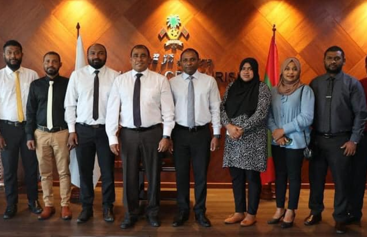 ވިލިނގިލި ދާއިރާގެ މެމްބަރު ސައުދު ހުސައިނާއި އެ ރަށު ކައުންސިލްގެ ރައީސް ވިޝާލް އާއި އެހެން ބައެއް މެމްބަރުން މިދިޔަ ޖެނުއަރީ މަހު ޓޫރިޒަމް މިނިސްޓަރު ޑރ. މައުސޫމްއާ ބައްދަލުކުރުމަށް ފަހު ގުރޫޕް ފޮޓޯއެއް ނަންގަވަނީ.---ފޮޓޯ: ޓޫރިޒަމް މިނިސްޓްރީ
