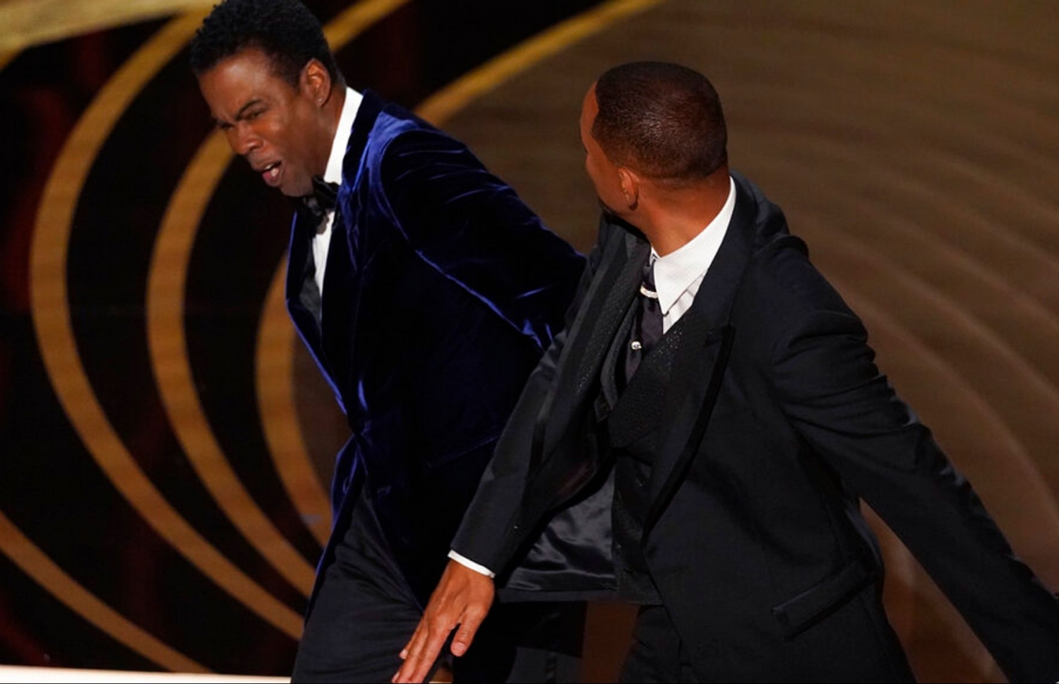 އޮސްކާސް ލައިވް ޓެލެކާސްޓުގެ ތެރެއިން ވިލް ސުމިތު ގޮސް ކްރިސް ރޮކް މޫނު މަތީގައި ޖަހަނީ -- ފޮޓޯ: އޭއެފްޕީ