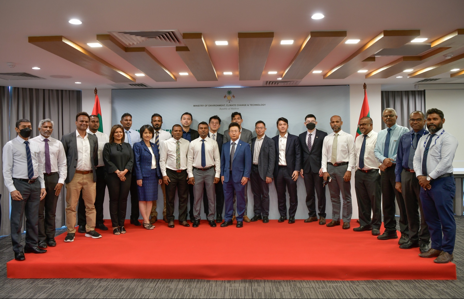އަވިން ހަކަތަ އުފެއްދުމުގެ އެއްބަސްވުމުގައި ސޮއިކުރުމަށް ބޭއްވި ރަސްމިއްޔާތުގައި ސަރުކާރާއި އެންވަޔަޒަމަންޓް މިނިސްޓްރީ އާއި ވޯލްޑް ބޭންކާއި މެގަ ފަސްޓާއި ޕަވަ ޗައިނާ އާއި ފެނަކަ ކޯޕަރޭޝަނާއި އަދި ރަށު ކައުންސިލްތަކުގެ އިސްވެރިން ފޮޓޯއަކަށް ހުއްޓިވަޑައިގެން.-- ފޮޓޯ: ނިޝާން އަލީ / މިހާރު