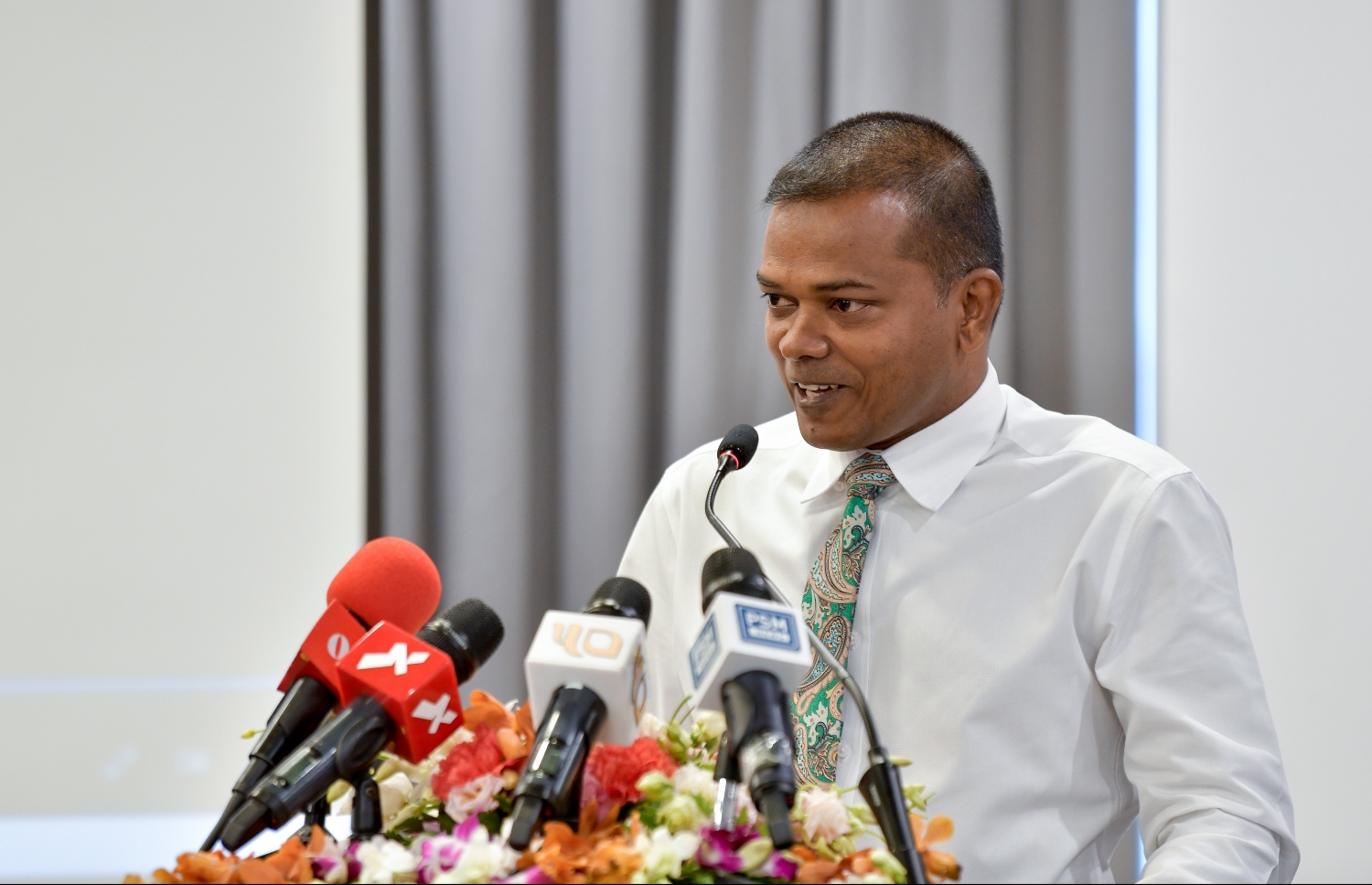 މާލެ- މާޗް 29، 2022:  އަވިން އިޔާދަކުރަނިވި ހަކަތަ އުފެއްދުމުގެ ބޮޑު މަޝްރޫއުގެ އެއްބަސްވުންތަކުގައި ސޮއިކުރުމަށް ބޭއްވި ރަސްމިއްޔާތުގައި އައްޑޫ ސިޓީގެ މޭޔަރު އަލީ ނިޒާރު ވާޙަކަ ދައްކަވަނީ -- ފޮޓޯ: ނިޝާން އަލީ | މިހާރު