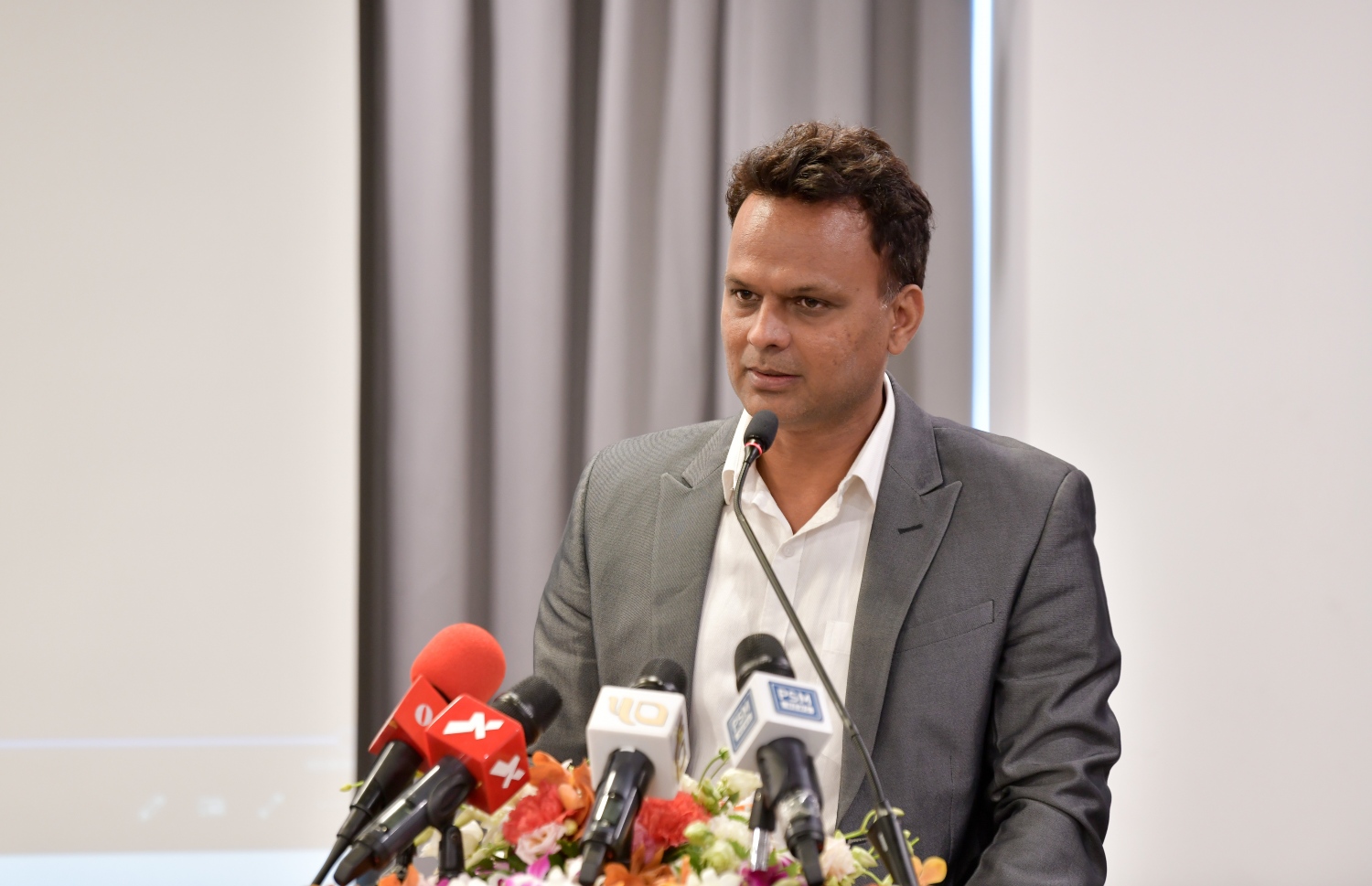 މާލެ- މާޗް 29، 2022:  އަވިން އިޔާދަކުރަނިވި ހަކަތަ އުފެއްދުމުގެ ބޮޑު މަޝްރޫއުގައި ސޮއިކުރުމަށް ބޭއްވި ރަސްމިއްޔާތުގައި ވޯލްޑް ބޭންކުގެ އަމިތް ޖެއިން ވާޙަކަ ދައްކަވަނީ -- ފޮޓޯ: ނިޝާން އަލީ | މިހާރު