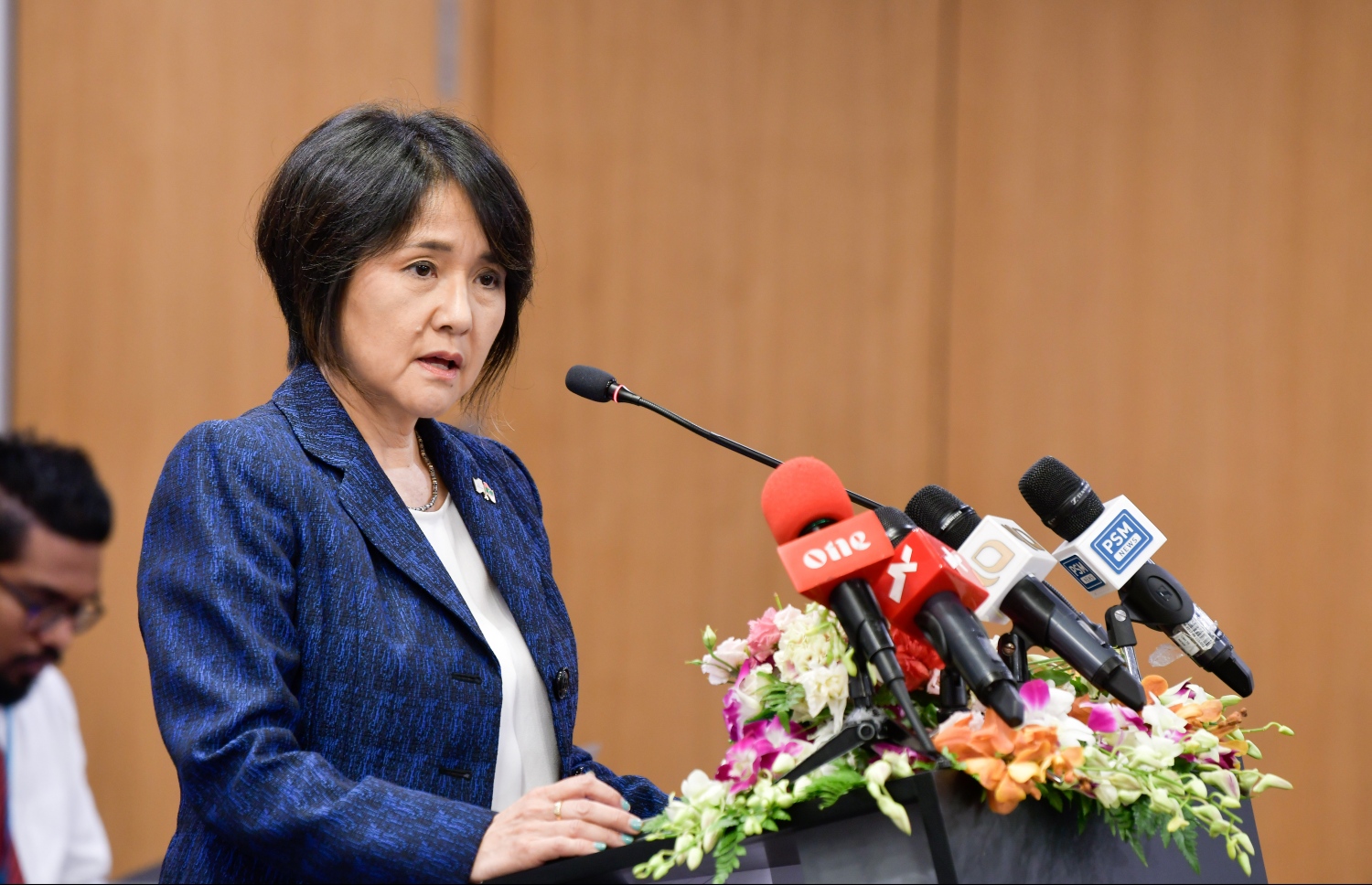 މާލެ- މާޗް 29، 2022: އަވިން އިޔާދަކުރަނިވި ހަކަތަ އުފެއްދުމުގެ ބޮޑު މަޝްރޫއުގައި ސޮއިކުރުމަށް ބޭއްވި ރަސްމިއްޔާތުގައި ވޯލްޑް ބެންކުން ލަންކާ އާއި ރާއްޖެއަށް ކަނޑައަޅާފައި ހުންނަ މެނޭޖަރ ޗިއޯ ކަންޑާ ވާހަކަ ދައްކަވަނީ -- ފޮޓޯ: ނިޝާން އަލީ | މިހާރު