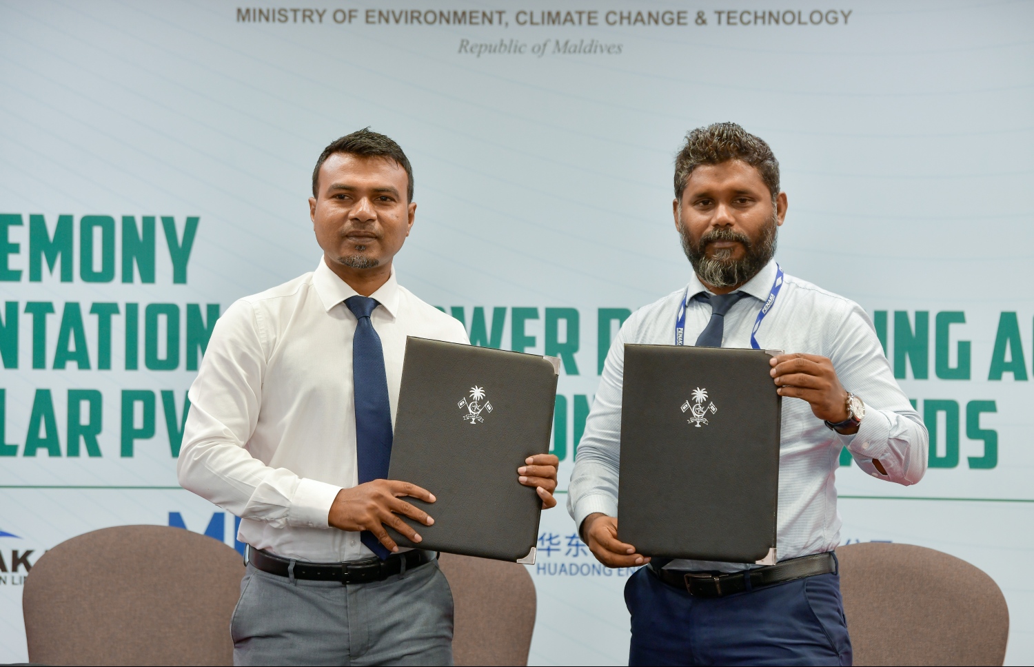 މާލެ- މާޗް 29، 2022: އާބާދީ އެންމެ ބޮޑު ހަ ރަށުގައި އަވިން އިޔާދަކުރަނިވި ހަކަތަ އުފެއްދުމުގެ ބޮޑު މަޝްރޫއުއެއް ހިންގުމަށް އެއްބަސްވުންތަކުގައި މިއަދު ސޮއިކުރަނީ. އެ ރަށްތަކުގައި ގާއިމްކުރާނީ އަވިން 11 މެގަވޮޓްގެ ކަރަންޓް އުފެއްދޭ ނިޒާމެއް -- ފޮޓޯ: ނިޝާން އަލީ | މިހާރު