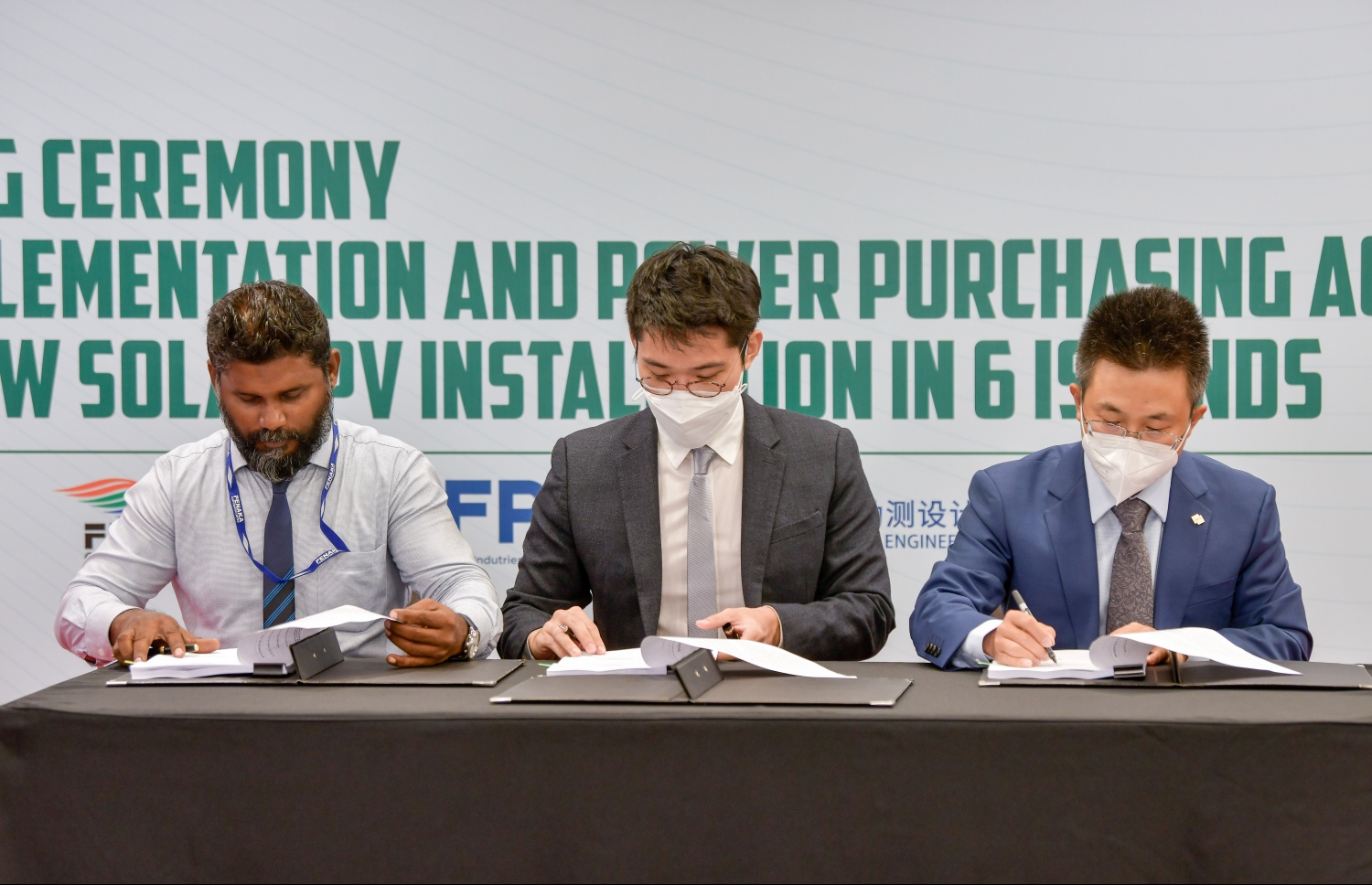 އާބާދީ އެންމެ ބޮޑު ހަ ރަށެއްގައި އަވިން އިޔާދަކުރަނިވި ހަކަތަ އުފެއްދުމަށް މެލޭޝިއާގެ މެގަ ފަސްޓް އާއި ޗައިނާގެ ޕަވަ ޗައިނާގެ ޖޮއިންޓް ވެންޗާއަކާ އެކު ސޮއިކުރުމަށް ބޭއްވި ރަސްމިއްޔާތުގައި (ކ-ވ) ޕަވަ ޗައިނާގެ ޖެނެރަލް މެނޭޖާ ސޮންގް ކިން ގޯ އާއި މެގަ ފަސްޓްގެ ހެޑް އޮފް ރިނިއުވަބަލްސް ޑިވިޝަން ޗިން ސަން އަދި ފެނަކައިގެ ޑިރެކްޓާ އަހުމަދު އަޒްލީމް ސޮއިކުރައްވަނީ.-- ފޮޓޯ: ނިޝާން އަލީ / މިހާރު