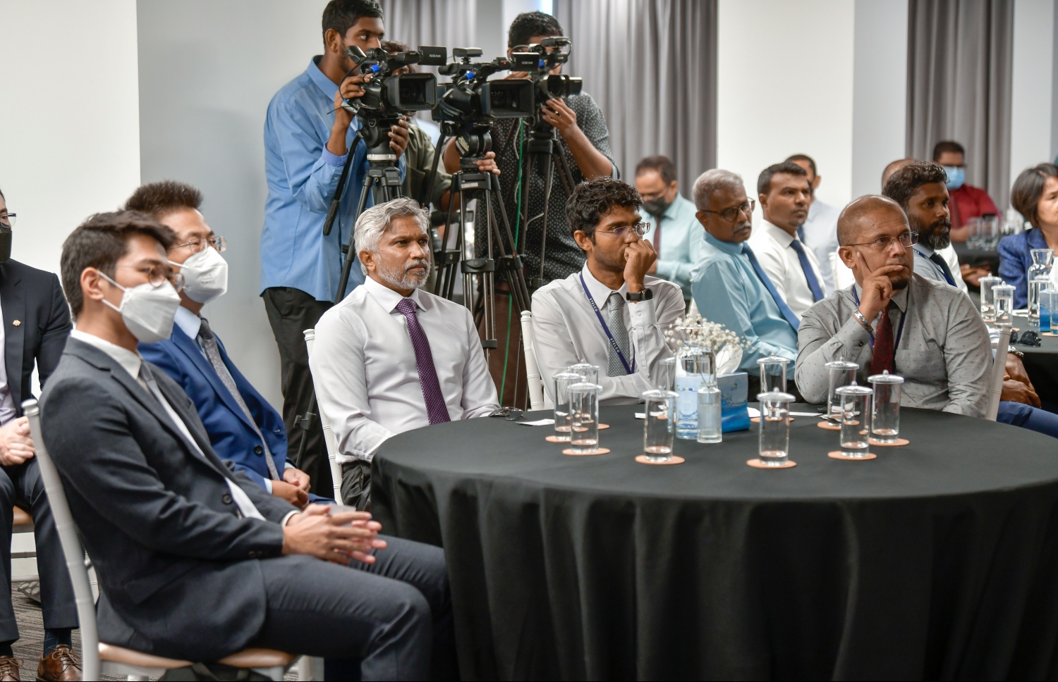 އަވިން އިޔާދަކުރަނިވި ހަކަތަ އުފެއްދުމަށް އެއްބަސްވުމުގައި ސޮއިކުރުމަށް ބޭއްވި ރަސްމިއްޔާތުގައި (ވ-ކ) މޭލެޝިއާގެ މެގަ ފަސްޓްގެ ހެޑް އޮފް ރިނިއުވަބަލްސް ޑިވިޝަން ޗިން ސަން އާއި ޕަވަ ޗައިނާގެ ޖެނެރަލް މެނޭޖާ ސޮންގް ކިން ގޯ އާއި އެންވަޔަރަމަންޓް މިނިސްޓްރީގެ ސްޓޭޓް މިނިސްޓަރު މުހައްމަދު ޝަރީފް އަދި (ކ-1) ސްޓެލްކޯގެ އެމްޑީ އަހްމަދު ޝަރީފް.-- ފޮޓޯ: ނިޝާން އަލީ / މިހާރު