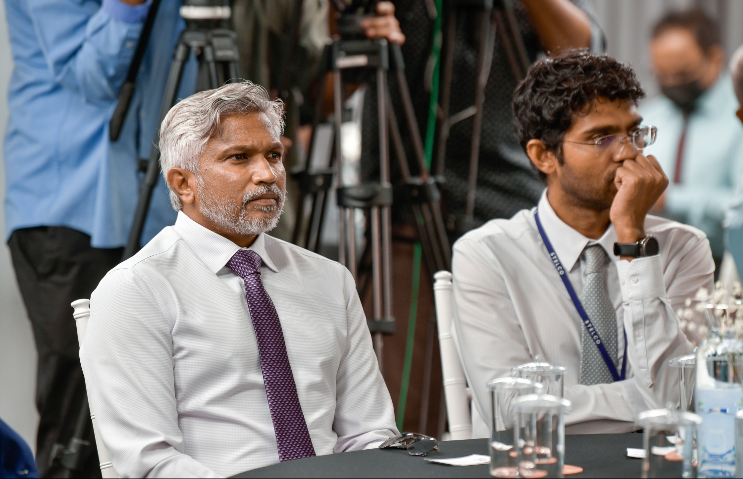 މާލެ- މާޗް 29، 2022: އަވިން އިޔާދަކުރަނިވި ހަކަތަ އުފެއްދުމުގެ ބޮޑު މަޝްރޫއުގައި ސޮއިކުރުމަށް ބޭއްވި ރަސްމިއްޔާތުގައި ބައިވެރިވި ބައެއް ބޭފުޅުން -- ފޮޓޯ: ނިޝާން އަލީ | މިހާރު