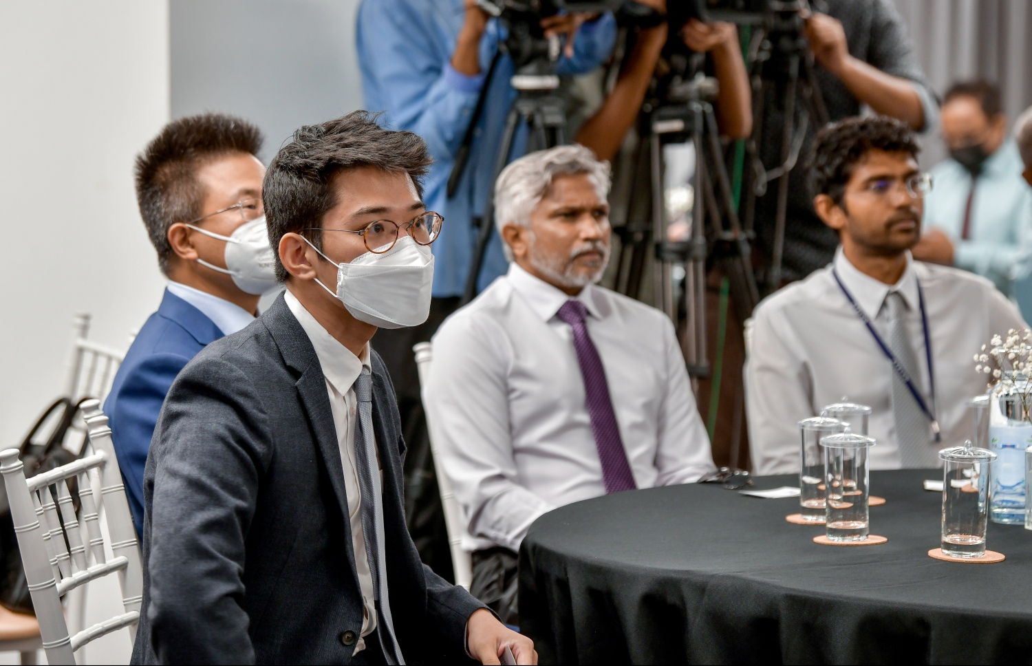 އަވިން އިޔާދަކުރަނިވި ހަކަތަ އުފެއްދުމަށް އެއްބަސްވުމުގައި ސޮއިކުރުމަށް ބޭއްވި ރަސްމިއްޔާތުގައި (ވ-ކ) މޭލެޝިއާގެ މެގަ ފަސްޓްގެ ހެޑް އޮފް ރިނިއުވަބަލްސް ޑިވިޝަން ޗިން ސަން އާއި ޕަވަ ޗައިނާގެ ޖެނެރަލް މެނޭޖާ ސޮންގް ކިން ގޯ އަދި އެންވަޔަރަމަންޓް މިނިސްޓްރީގެ ސްޓޭޓް މިނިސްޓަރު މުހައްމަދު ޝަރީފް.-- ފޮޓޯ: ނިޝާން އަލީ / މިހާރު