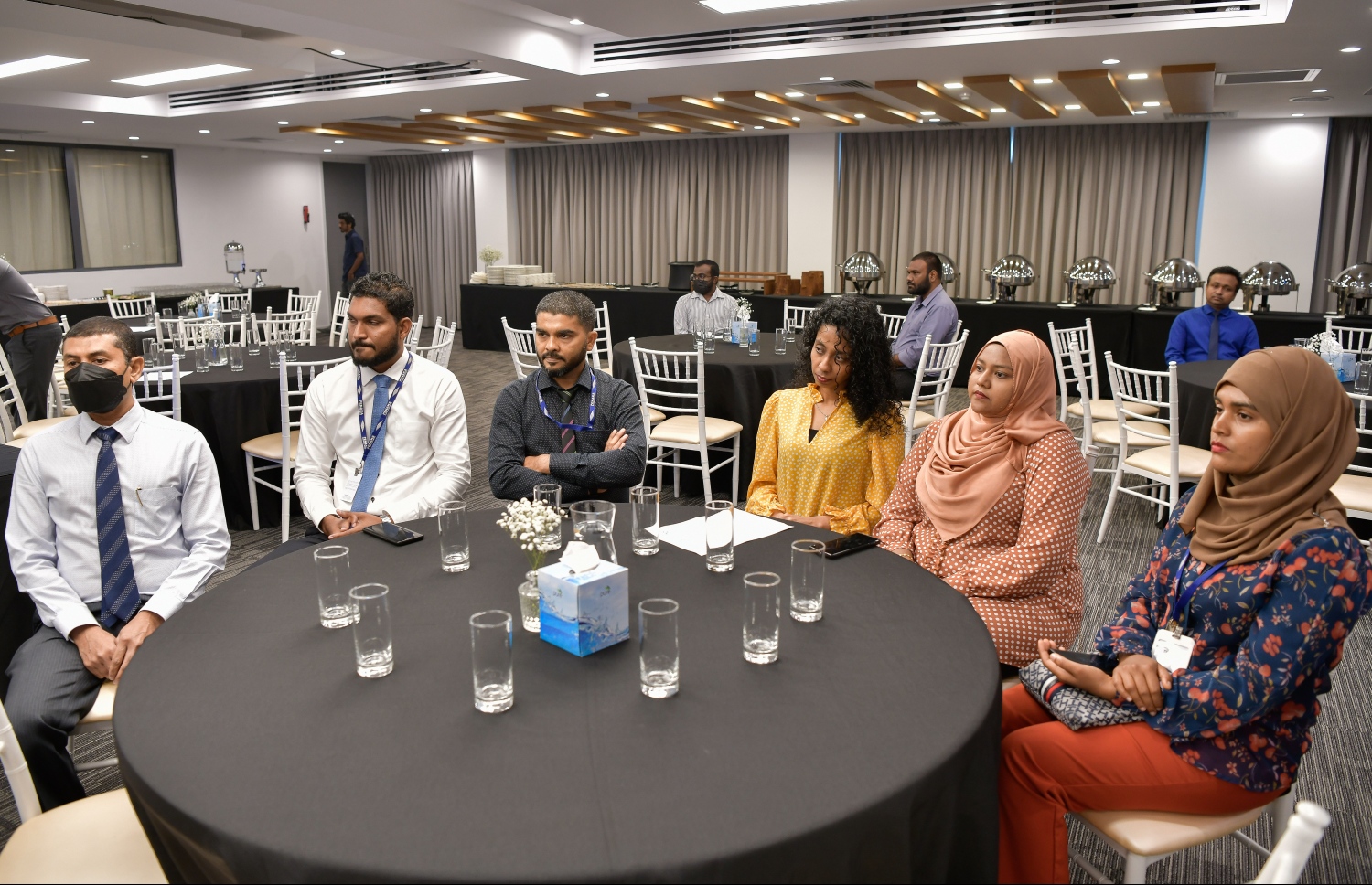 މާލެ- މާޗް 29، 2022: އަވިން އިޔާދަކުރަނިވި ހަކަތަ އުފެއްދުމުގެ ބޮޑު މަޝްރޫއުގައި ސޮއިކުރުމަށް ބޭއްވި ރަސްމިއްޔާތުގައި ބައިވެރިވި ބައެއް ބޭފުޅުން -- ފޮޓޯ: ނިޝާން އަލީ | މިހާރު