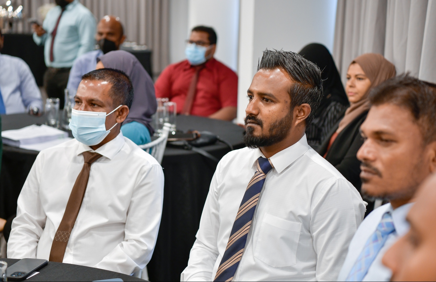 އަވިން އިޔާދަކުރަނިވި ހަކަތަ އުފެއްދުމުގެ މަޝްރޫއުގައި ސޮއިކުރި ރަސްމިއްޔާތުގައި ގދ. ތިނަދޫ ކައުންސިލްގެ ރައީސް ސައުދު އަލީ (ކ-1) އަދި ކުޅުދުއްފުށީގެ މޭޔަރު މުހައްމަދު އާތިފް (ކ-2).-- ފޮޓޯ: ނިޝާން އަލީ / މިހާރު