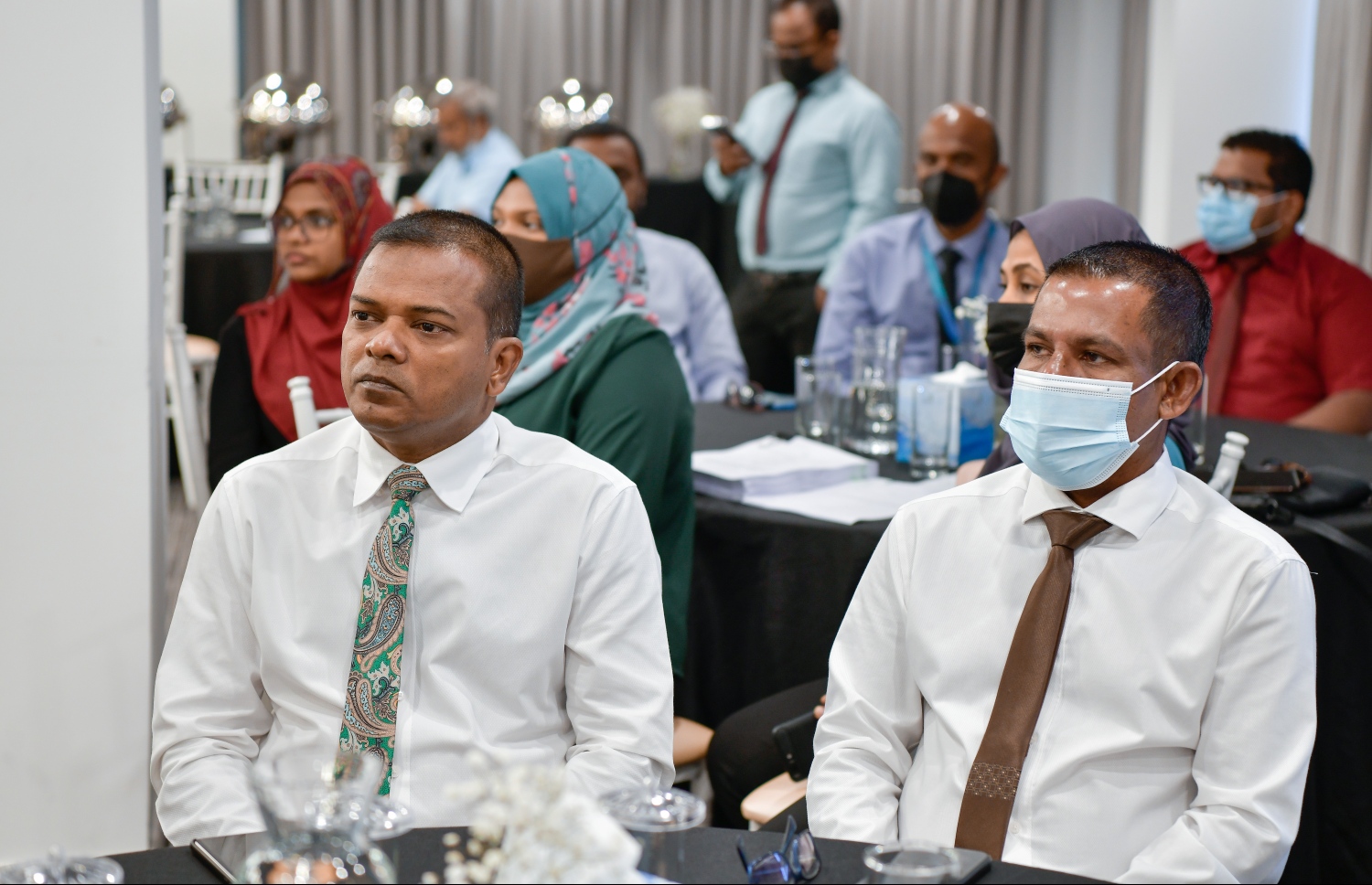 މާލެ- މާޗް 29، 2022: އަވިން އިޔާދަކުރަނިވި ހަކަތަ އުފެއްދުމުގެ ބޮޑު މަޝްރޫއުގެ އެއްބަސްވުންތަކުގައި ސޮއިކުރުމަށް ބޭއްވި ރަސްމިއްޔާތުގައި އައްޑޫ ސިޓީގެ މޭޔަރު ބައިވެރިވެވަޑައިގަންނަވަނީ -- ފޮޓޯ: ނިޝާން އަލީ | މިހާރު