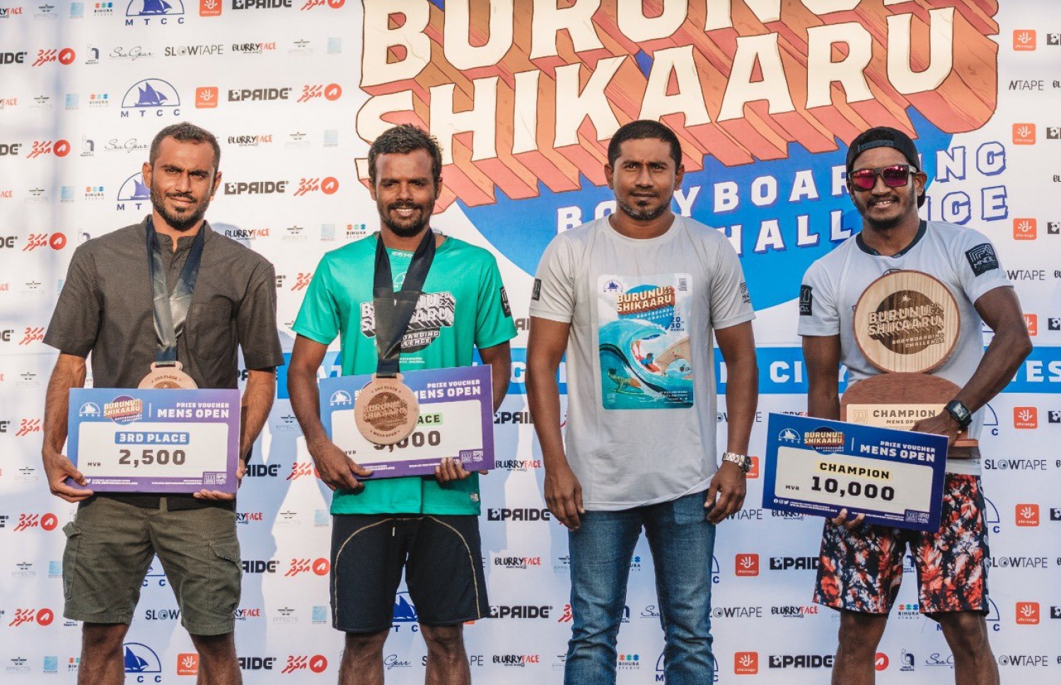 ބޮޑީ ބޯޑިން މުބާރާތުގައި އެއްވަނަ ހޯދި ސީނިއާ ފިރިހެން އެތުލިޓޫން: އިނާމު ފައިސާ ދިނުމުގައި އަންހެން ފިރިހެން ތަފާތު ކުރި މައްސަލަ ވަނީ ފެންމަތި ވެފަ --- ފޮޓޯ؛ އެމްބީބީއޭ