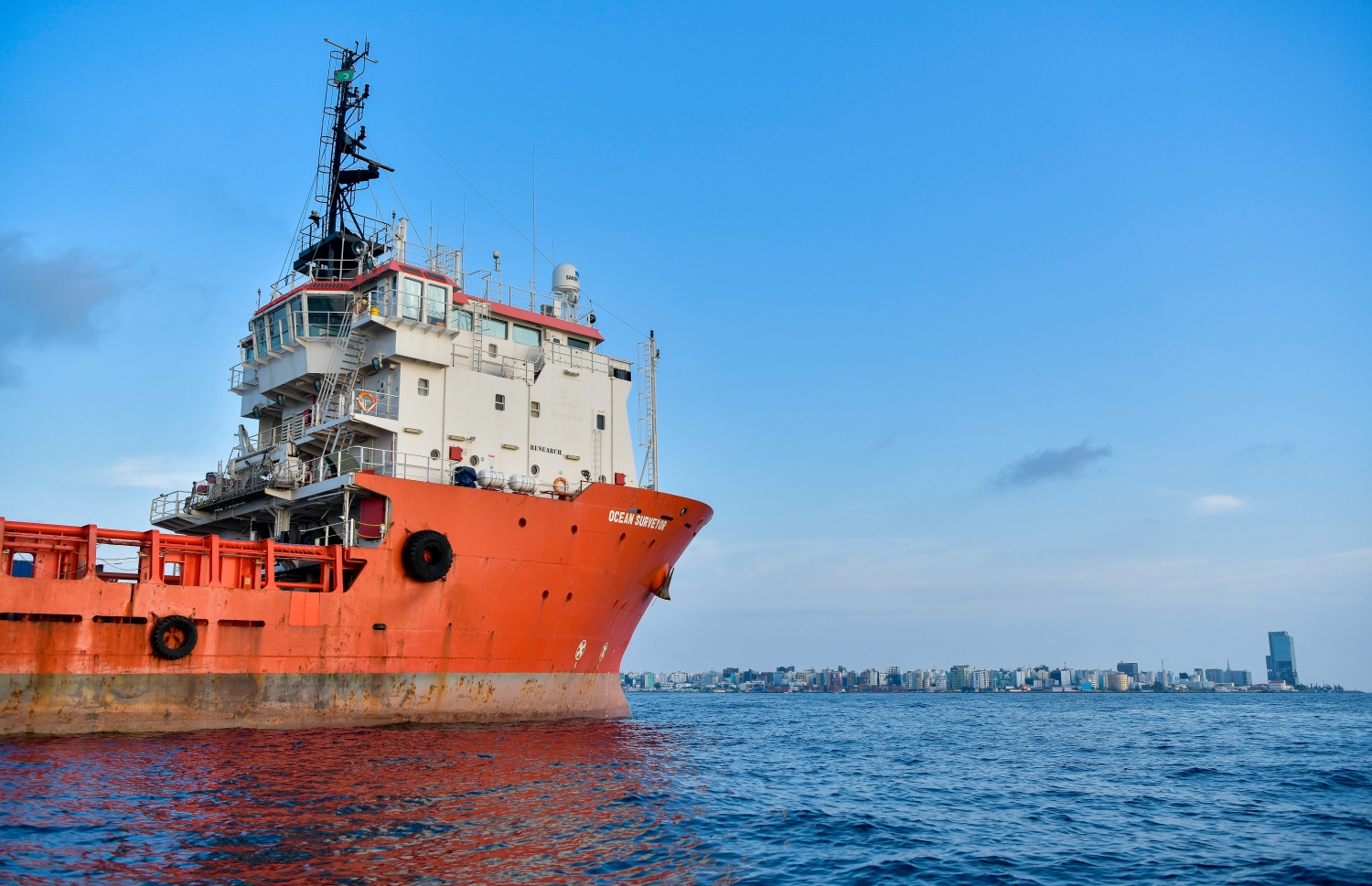 "އޯޝަން ސާވެއާ" ބޯޓުން ހުޅުމާލެ ކައިރި ސާވޭކުރަނިކޮށް ފަރުގައި ޖެހި ގެއްލުންވެފައިވޭ- ފޮޓޯ: ފަޔާޒު މޫސާ/ މިހާރު