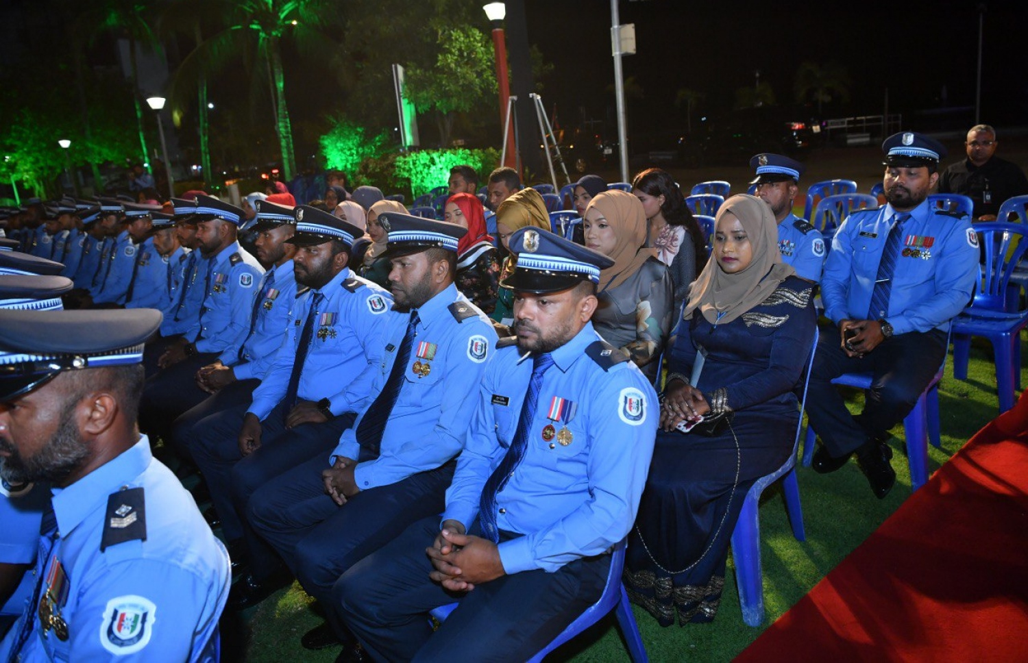 ފުލުހުންގެ އަހަރީ ދުވަސް ފާހަގަކުރަން މިދިޔަ އަންގާރަ ދުވަހުގެ ރޭ ބޭއްވި ޖަލްސާގައި ބައިވެރިވި ބައެއް ފުލުހުން.-- ފޮޓޯ: ރައީސް އޮފީސް