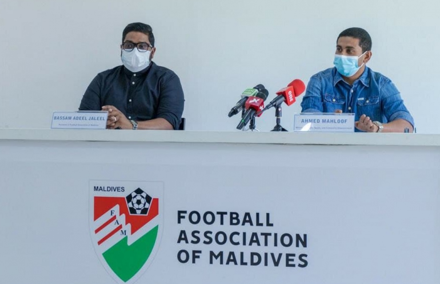 ސްޕޯޓްސް މިނިސްޓަރު މަހްލޫފާއި އެފްއޭއެމްގެ ރައީސް ބައްސާމް: އެފްއޭއެމްއިން ހަދާ ދަނޑުތަކުގެ މަސައްކަތް ކުރިއަށް ނުދާތީ މިނިސްޓަރު ވަނީ ކަންބޮޑުވުންފާޅު ކޮށްފަ --- ފޮޓޯ: އެފްއޭއެމް