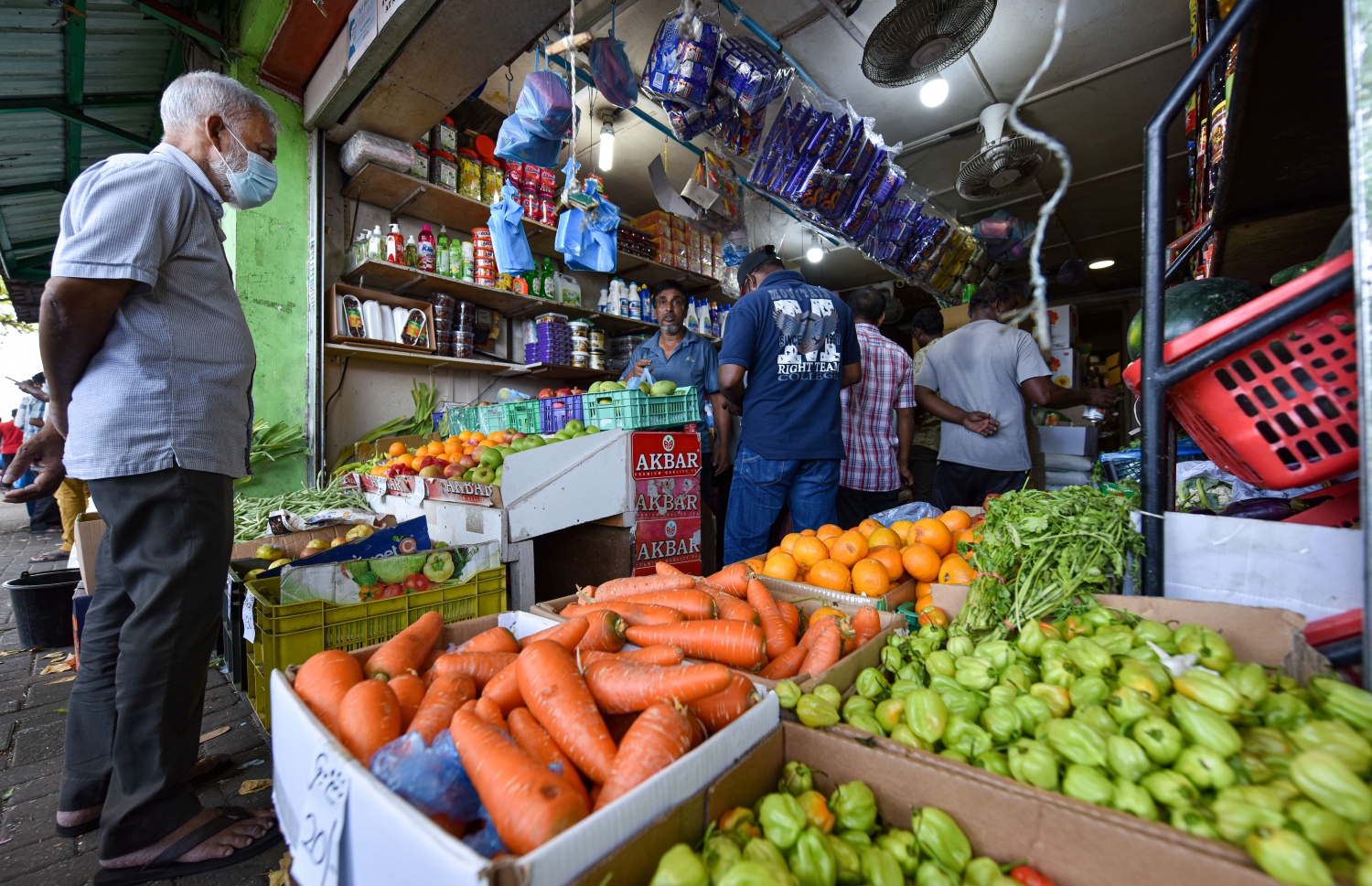 ބާޒާރުމަތީގެ ފިހާރައެއް ހަލަބޮލިކޮށް: އެސްއެމްއީތައް ކުރިއަށް ދާން އޮތް އެންމެ ބޮޑު ގޮންޖެހުމަކީ ބޭނުންވާ ވަރަށް ފަންޑު ނުލިބުން -- ފޮޓޯ:ފަޔާޒް މޫސާް | މިހާރު