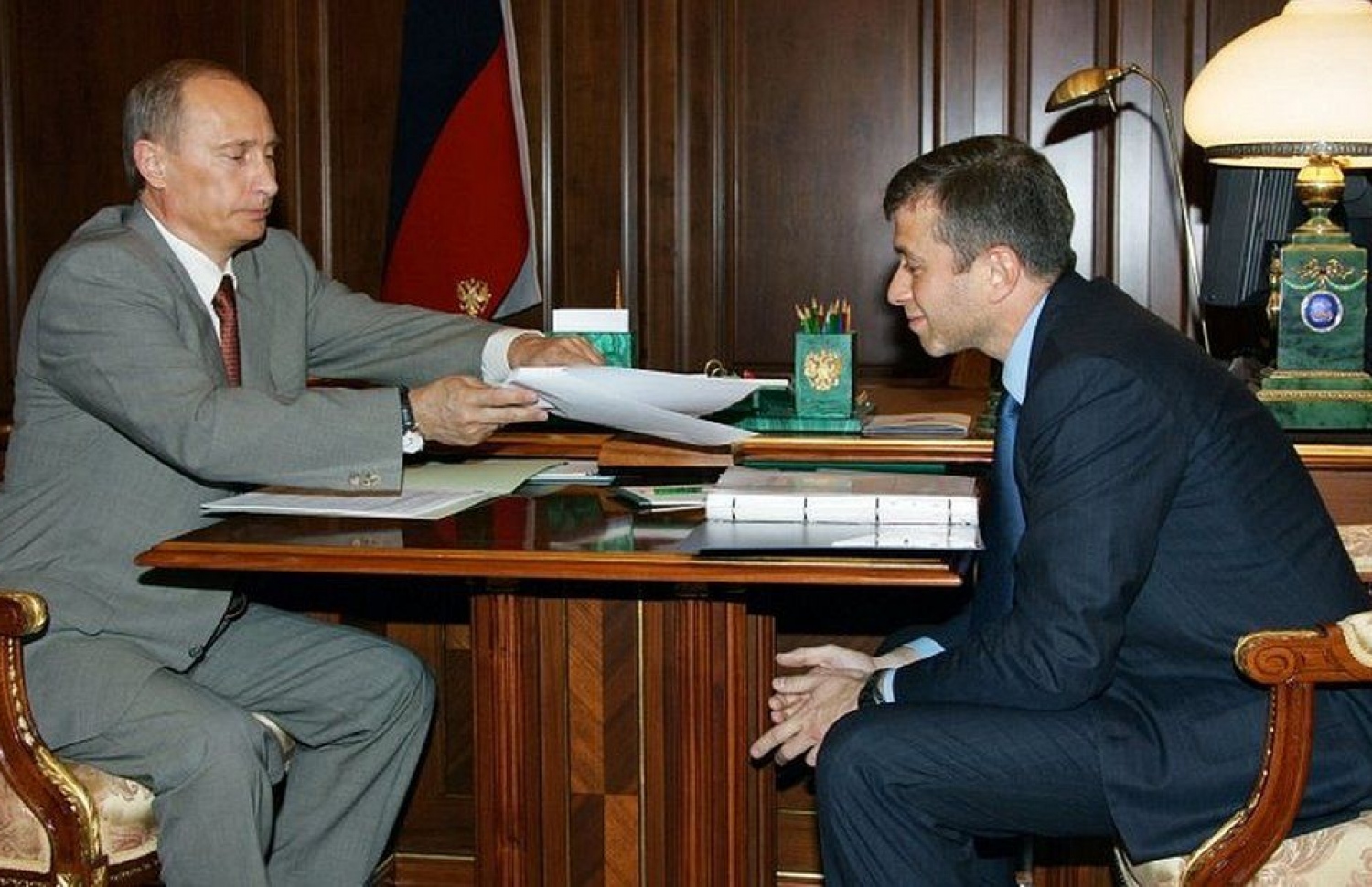 ޕުޓިންގެ ވެރިކަމުގެ ކުރީގެ ކޮޅު އަބްރަމޮވިޗް ވަނީ ޗުކޮޓްކާގެ ގަވަރުނަރުކަން ކުރައްވާފައި. --ފޮޓޯ:ރޮއިޓާސް