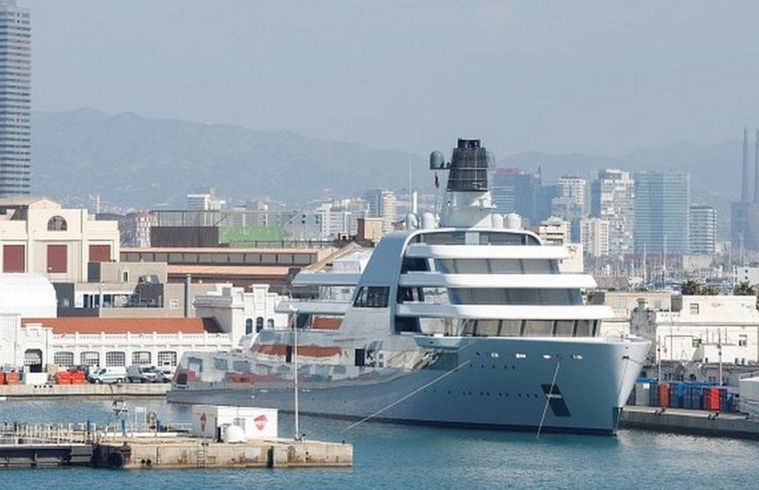 އަބްރަމޮވިޗުގެ އަގު ބޮޑު ދެ ޔޮޓުގެ ތެރޭގައި ހިމެނޭ ސޮލާރިސް ބާސެލޯނާގެ ބަނދަރުގައި. --ފޮޓޯ:ރޮއިޓާސް