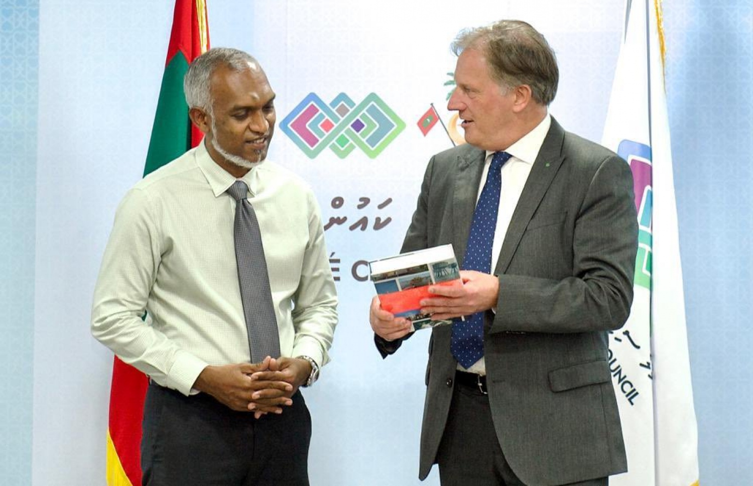 މާލޭ ސިޓީ ކައުންސިލާއި ޑަޗް ޑޮކްލޭންޑްސް އިންޓަނޭޝަނަލްއާ ދެމެދުވި އެއްއޯޔޫއެއްގައި ސޮއިކުރުމަށް ފަހު އެ ކުންފުނީގެ ސީއީއޯ ޕައުލް ވެން ޑީ ކޭމްޕާއި މޭޔަރު ޑރ. މުހައްމަަދު މުއިއްޒު--