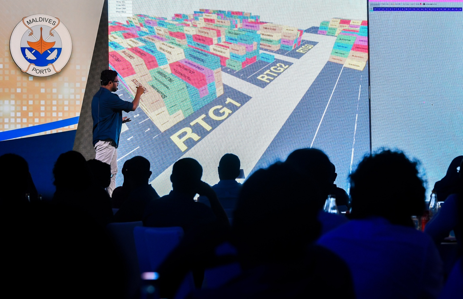 އެމްޕީއެލް ޑިޖިޓަލައިޒޭޝަން ކެމްޕޭނުގެ ދަށުން ތައާރަފުކުރާ "ބަނދަރު 2" ދައްކައިލަނީ-- ފޮޓޯ: ފަޔާޒު މޫސާ/މިހާރު