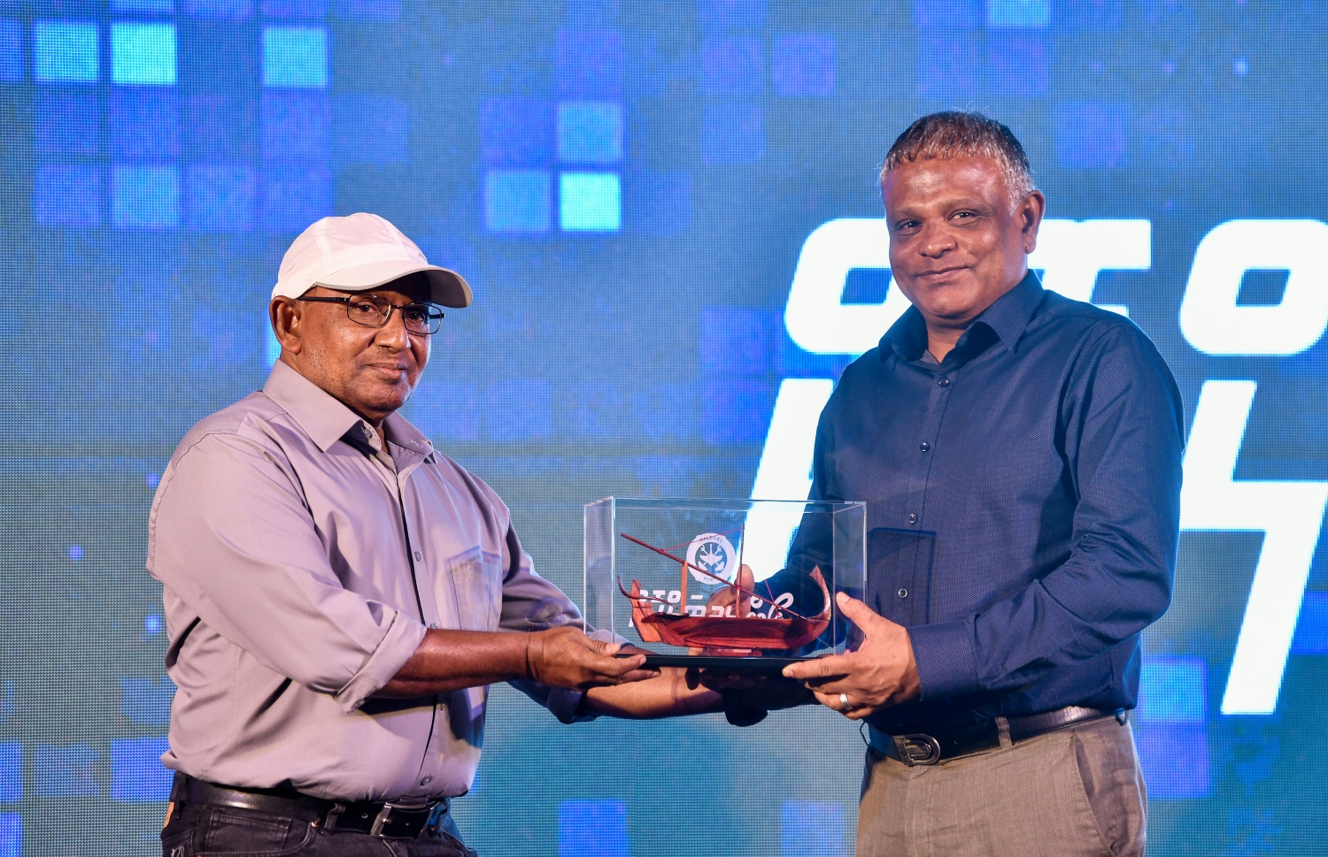 އެމްޕީއެލްގެ "ޕޯޓް ޑިޖިޓަލް" ފެށުމުގެ ރަސްމިއްޔާތުގައި އެ ކުންފުނީގެ ޗެއާމަން މުހައްމަދު ޝަރީފް، ހަޔާ އެޑިއުކޭޝަން މިނިސްޓަރު ޑރ. އިބްރާހިމް ހަސަނަށް ހަނދާނީ ފިލައެއް ދެއްވަނީ.--- ފޮޓޯ: ފަޔާޒު މޫސާ / މިހާރު