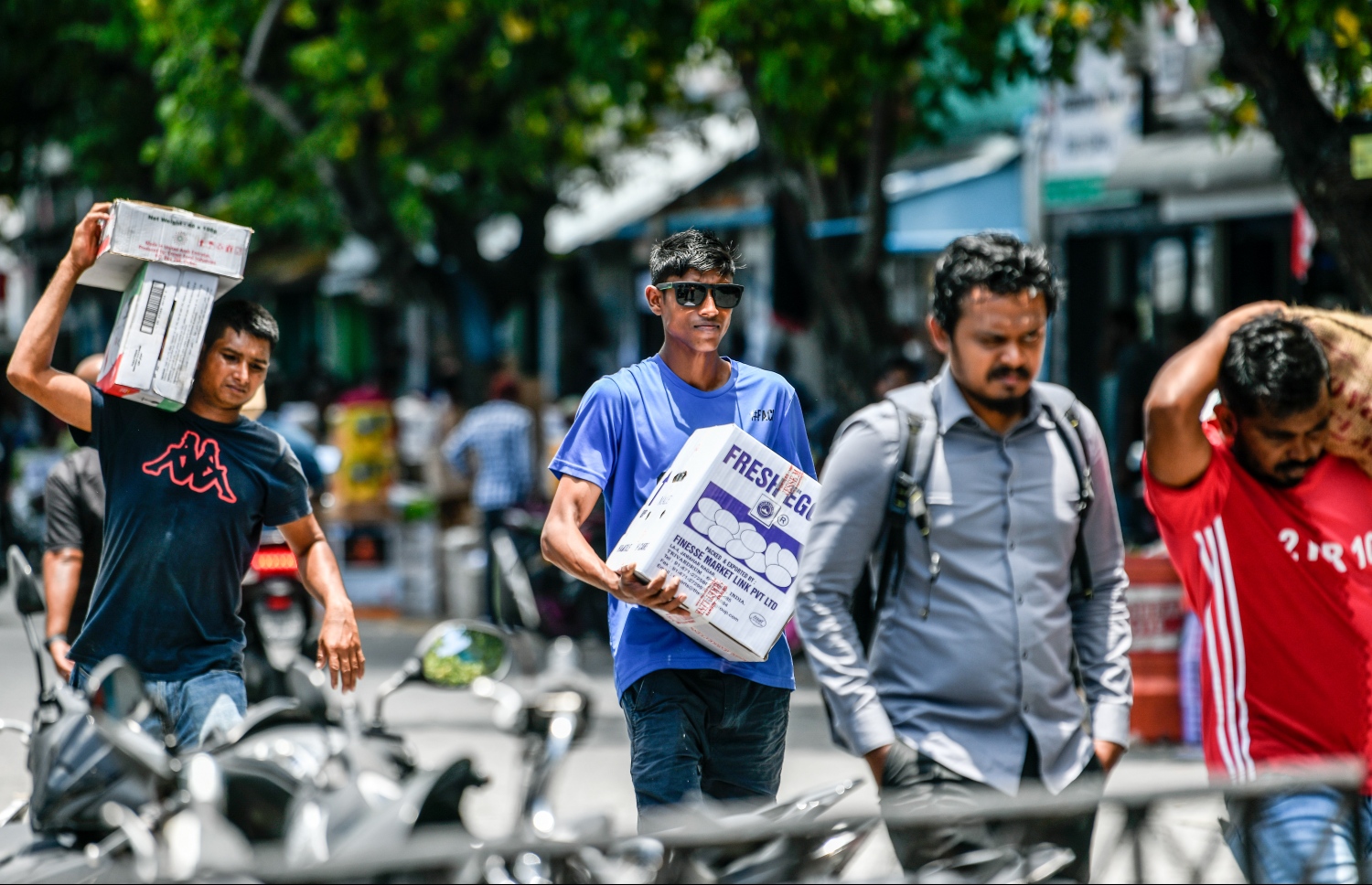 ބާޒާރުމަތީގައި ހަމަ އެކަނި އުޅެނީ ރަށްރަށާއި ފިހާރަތަކަށް މުދާ އުފުލާ މީހުނެއް ނޫން. އާންމު ބައެއް މީހުން ވެސް ބާޒާރުމަތިން މުދާ ގަނެހަދާ. -- ފޮޓޯ: ނިޝާން އަލީ | މިހާރު