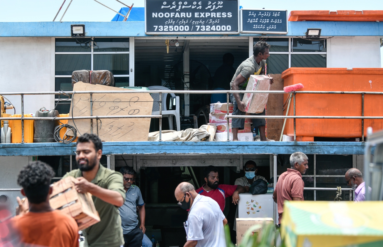 ރަށަކަށް ގެންދިއުމަށްޓަކައި މުދާތަކެއް ބޯޓަށް އަރުވަނީ، އަންނަ ހޮނިހިރުގައި ރޯދަ މަސް ފަށާތީ ގިނަ ދޯނިފަހަރު މިހާރު ދަނީ މާލޭ ފަޅުގައި މުދާބަރުކުރަމުން.-- ފޮޓޯ: ނިޝާން އަލީ/ މިހާރު