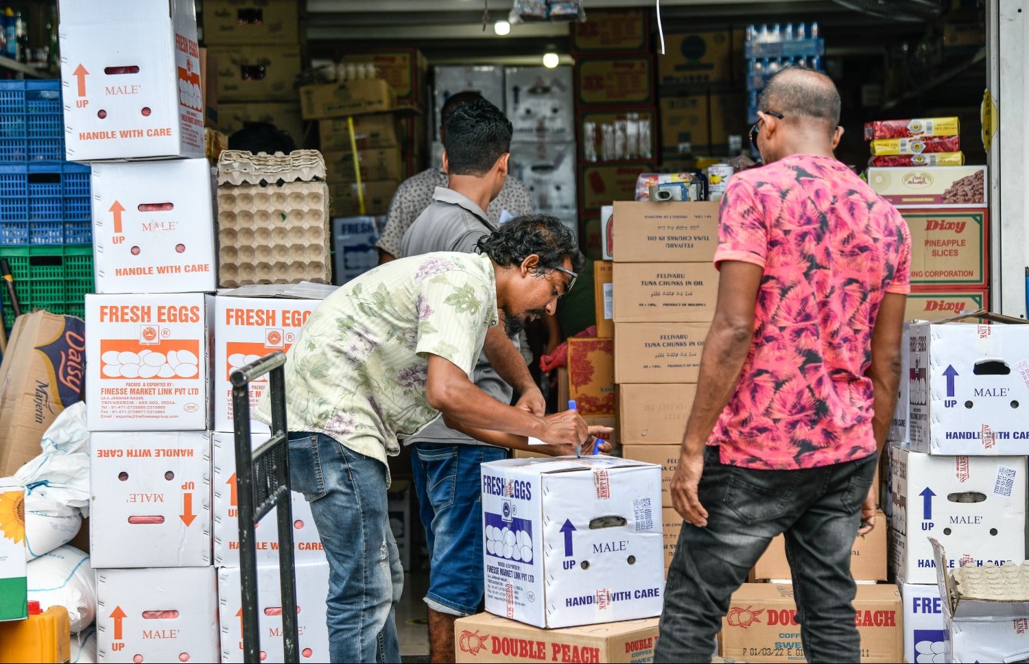 ނޯތު ހާބަރު ސަރަހައްދުގައި ހުރި މީހަކު ރަށަކަށް މުދާފޮނުވުމަށް ފޮށިގަނޑުތަކުގައި ނަން ޖަހަައި ބޯޓަށް އަރުވަން ތައްޔާރުކުރަނީ.-- ފޮޓޯ: ނިޝާން އަލީ | މިހާރު