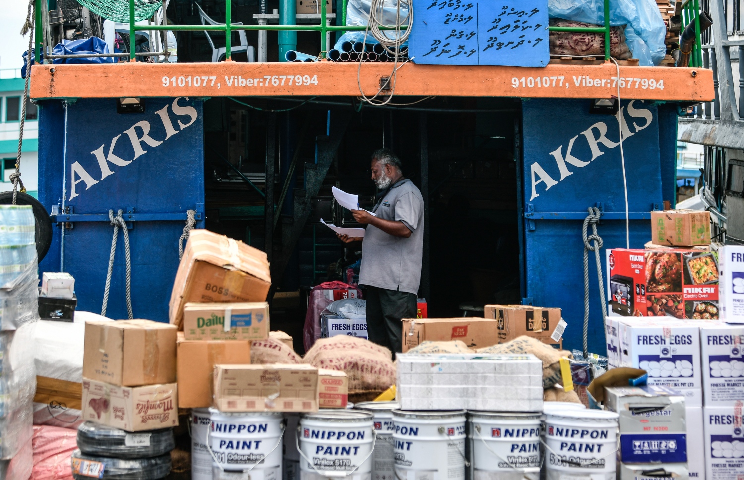 ރަށަކަށް ގެންދިއުމަށްޓަކައި މުދާތަކައެއް ބޯޓަށް އަރުވަނީ، އަންނަ ހޮނިހިރުގައި ރޯދަ މަސް ފަށާތީ ގިނަ އަދަދެއްގެ ދޯނިފަހަރު މިހާރު އަންނަނީ މާލޭ ފަޅުގައި މުދާބަރުކުރަމުން.-- ފޮޓޯ: ނިޝާން އަލީ/ މިހާރު