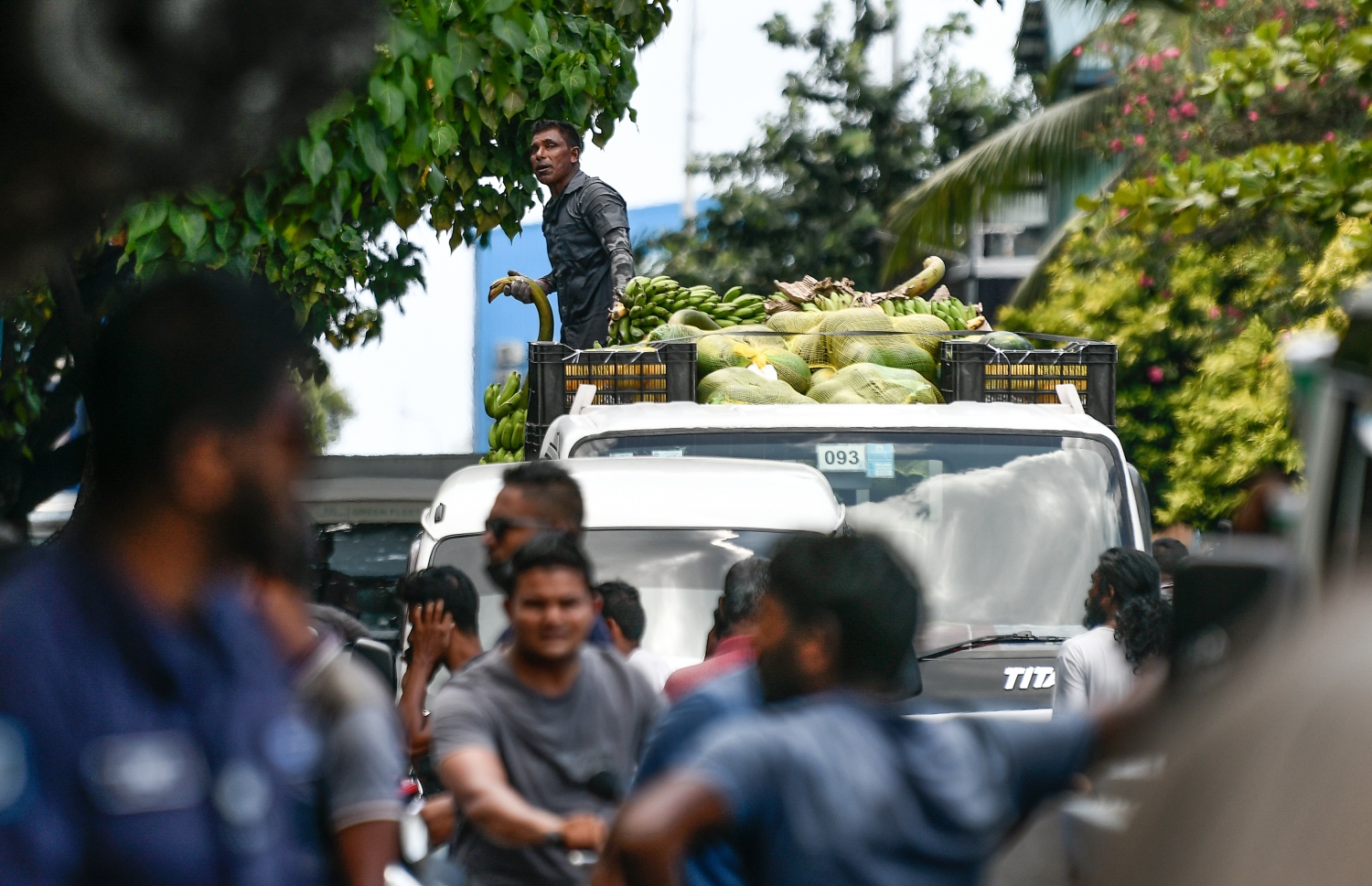 ލޯކަލް މާރުކޭޓު ސަރަހައްދުން ތަރުކާރީ އަރުވައިގެން ޕިކަޕެއް ދުއްވާފައި ދަނީ: ރޯދަ މަހުގެ ތައްޔާރީތަކާ އެކު، މާލޭގެ ބާޒާރުމަތީގެ ސަރަހައްދު ވަނީ ވަރަށް ބޮޑަށް ހަލަބޮލިވެފައި.-- ފޮޓޯ: ނިޝާން އަލީ | މިހާރު