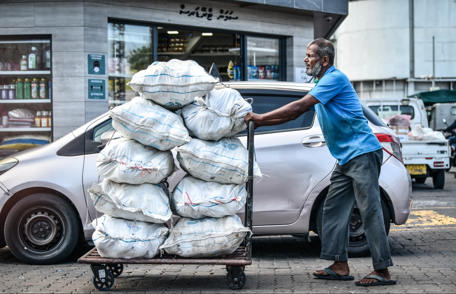 ރޯދަ އަށް ރަށަކުން ގެނައި ކާށިތަކެއް މާރުކޭޓުގެ ގޮޅިއަކަށް ގެންދަނީ: ލޯކަލް މާރުކޭޓުގައި މި ދުވަސްވަރު ދިވެހި އުފެއްދުންތައް ވަރަށް ގިނަ -- ފޮޓޯ: ނިޝާން އަލީ | މިހާރު