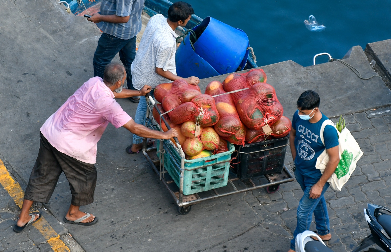 މާރުކޭޓު ސަރަހައްދުން ކަރާތަކެއް ގަނެގެން މީހަކު ދަނީ: އެކި ރަށްރަށުން މިހާރު ވަނީ ރޯދަ އަށް ކަރާ ގެނެސްފައި-. ފޮޓޯ: ފަޔާޒް މޫސާ/ މިހާރު