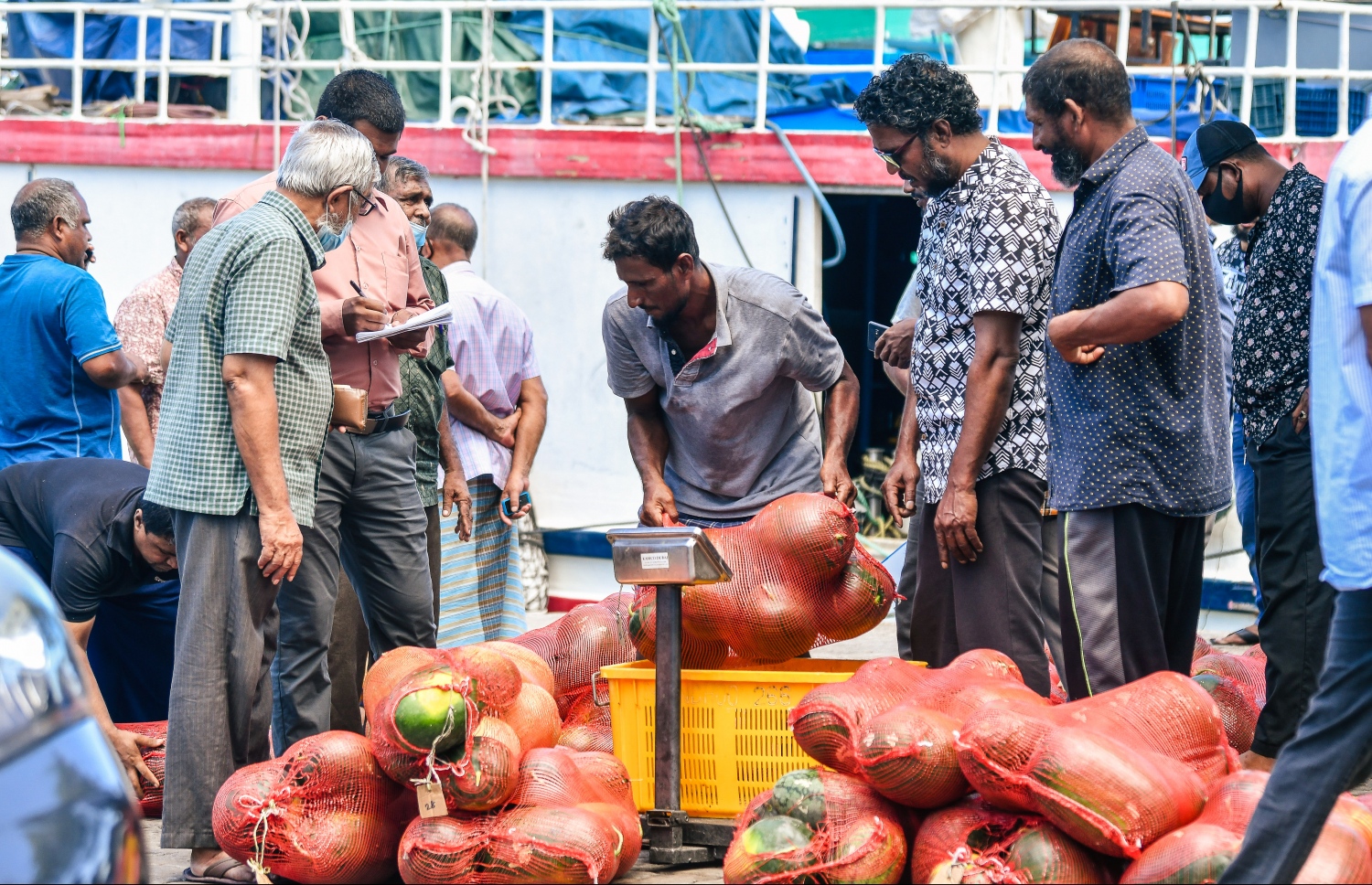 މާރުކޭޓު ސަރަހައްދުގައި ރޯދައަށް ރަށަކުން ގެނައި ކަރާތަކެއް ބަޔަކު ވިއްކަނީ، މި ދުވަސްވަރު މުޅި ބާޒާރުމަތި ފެންނަނީ ހަލަބޮލިކޮށް.---ފޮޓޯ: ނިޝާން އަލީ/މިހާރު