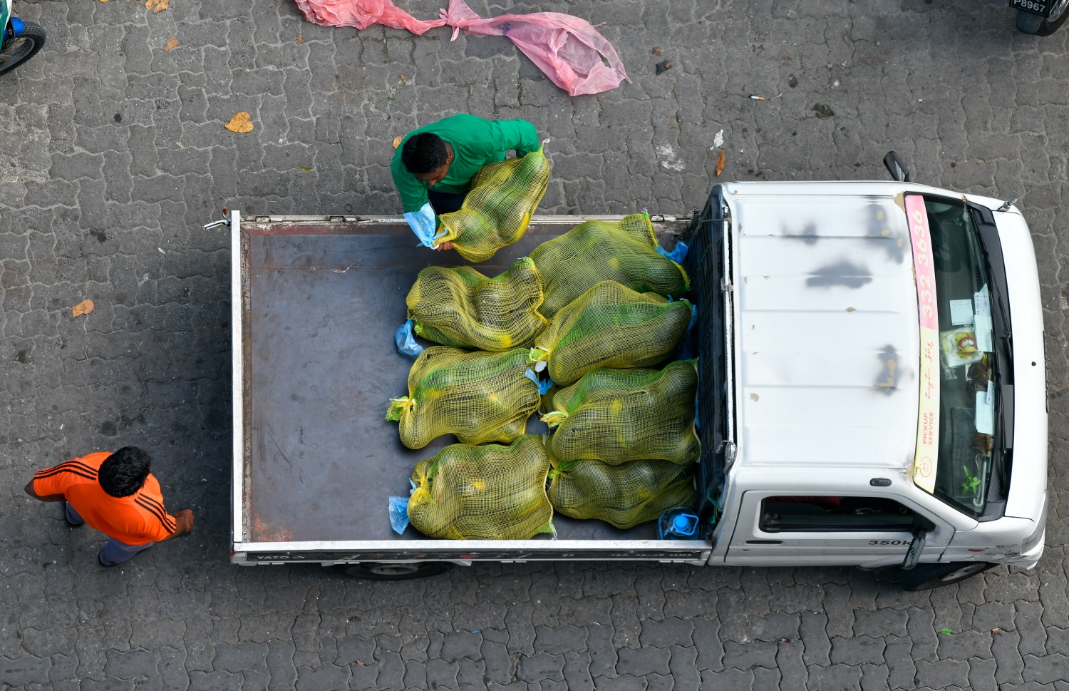 ވަޅޯމަސް މާރުކޭޓު ސަރަހައްދުން ޕިކަޕުތަކުގައި ކަރާ އުފުލަނީ.---ފޮޓޯ: ފަޔާޒް މޫސާ/މިހާރު
