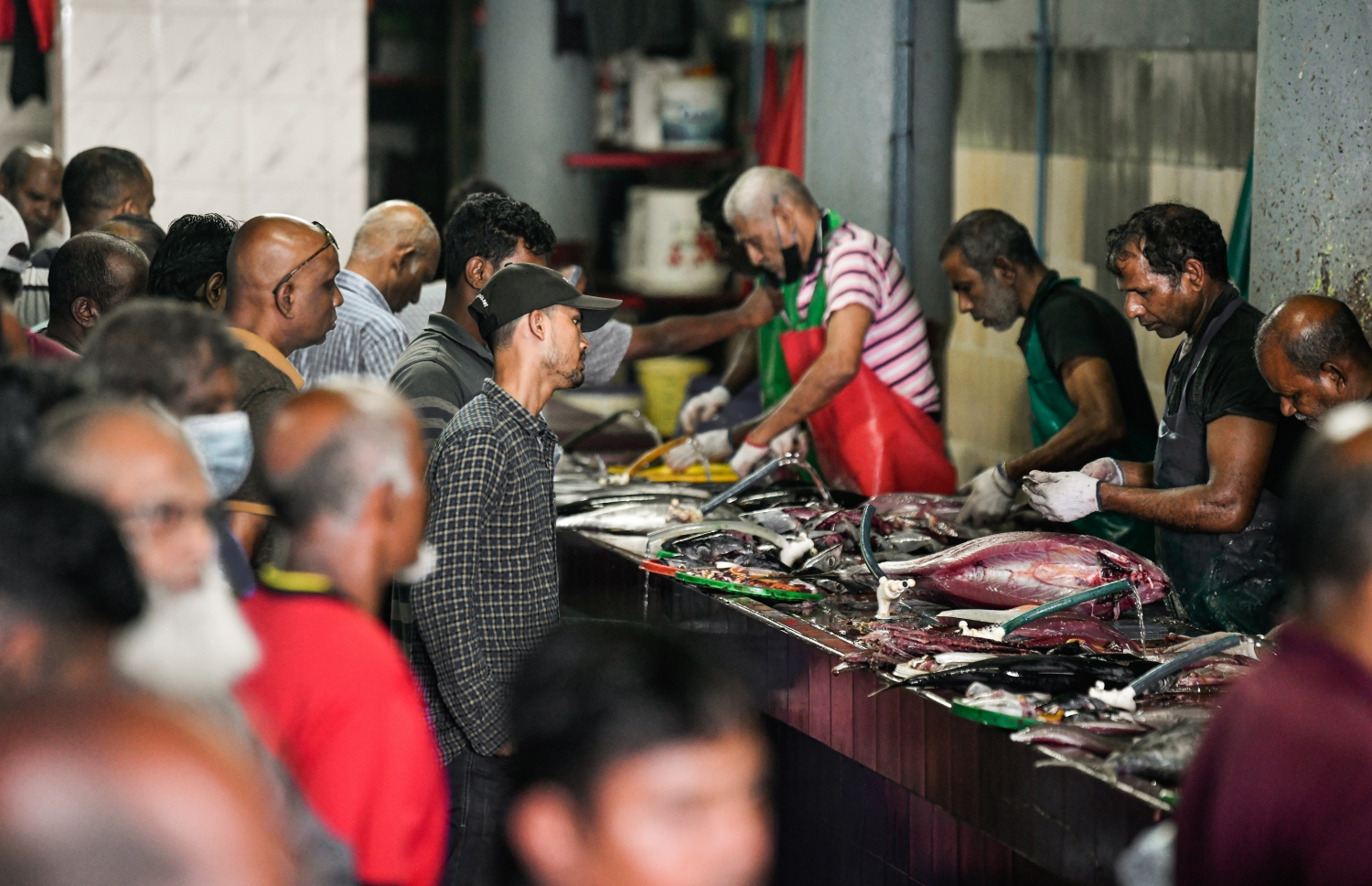 މާލޭގެ މަސް މާރުކޭޓުގައި މަސް ކަނޑަނީ: ކެއުމަށް ބޭނުންވާ ގިނަ ބާވަތްތަކުގެ އަގު ރޯދަ މަސް ފެށުމާ އެކު ވަނީ އުފުލިފައި.---ފޮޓޯ: ފަޔާޒް މޫސާ/މިހާރު