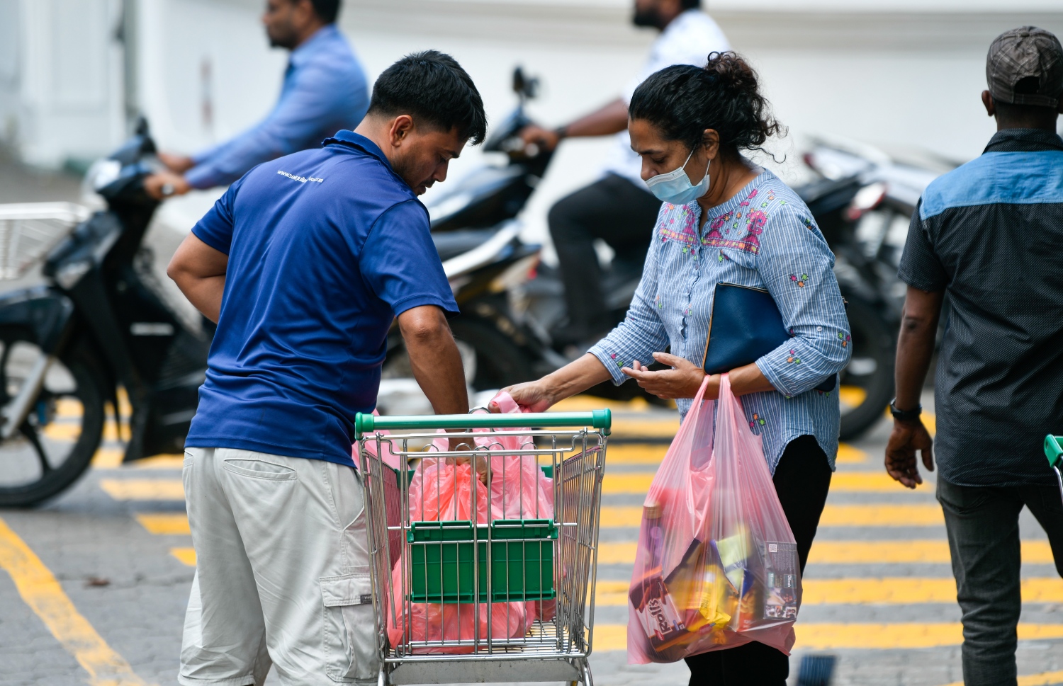 އެސްޓީއޯ ހައިޕަމާކެޓުން ރޯދައަށް ބޭނުންވާ ސާމާނުގަނެގެން ބަޔަކު ދަނީ-- ފޮޓޯ: ފަޔާޒް މޫސާ/ މިހާރު