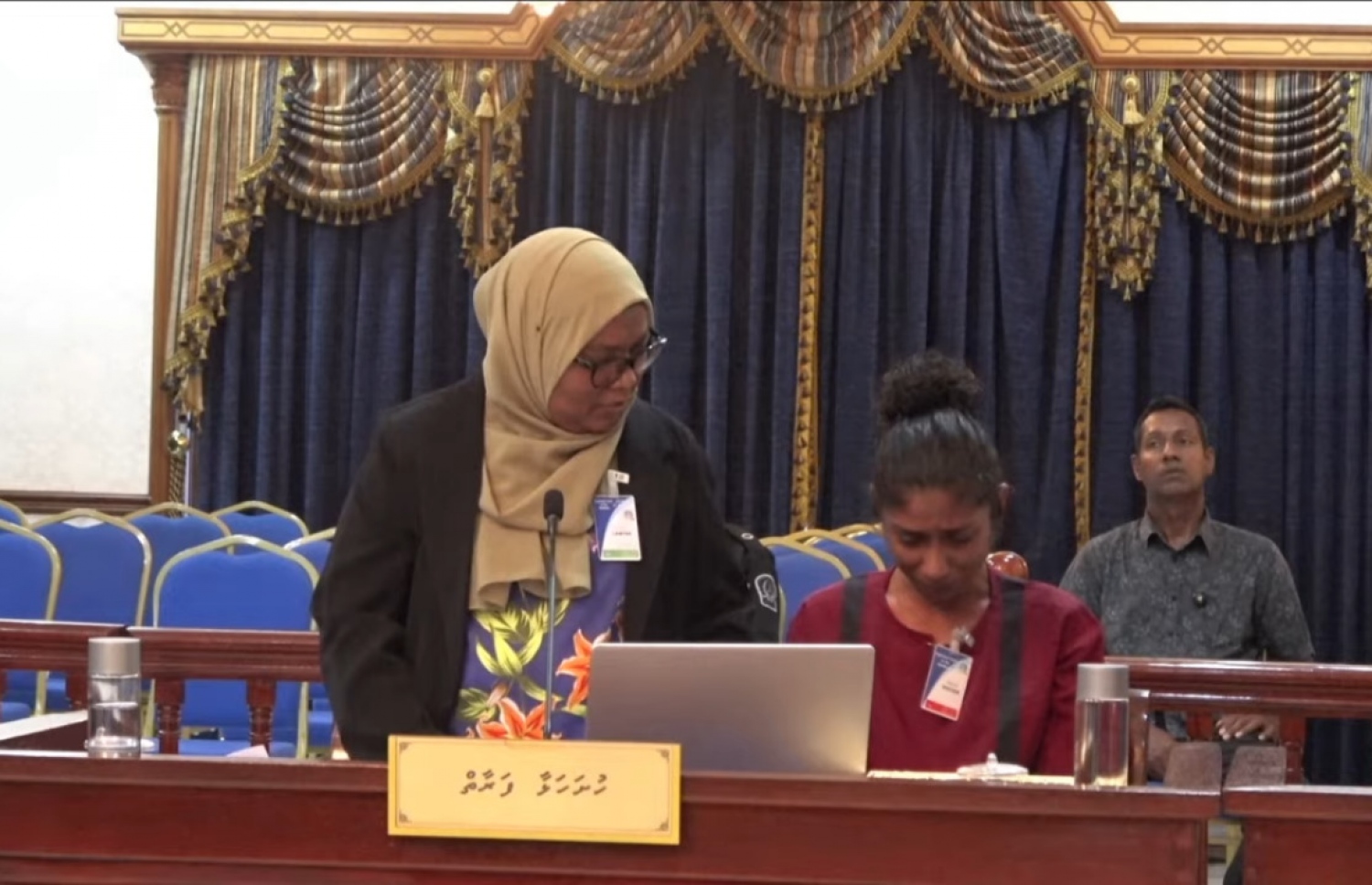 ކުރީގެ ފިރިމީހާ މަރާލި މައްސަލައިގައި އުމުރަށް ޖަލަށްލާފައިވާ މަރިޔަމް ނަޒާހާ ސުޕްރީމް ކޯޓުގައި ރޯން އިން އިރު ވަކީލް މަރިޔަމް ނިހާޔަތު އޭނާއާ ދިމާލަށް ބަލަހައްޓައިގެން.