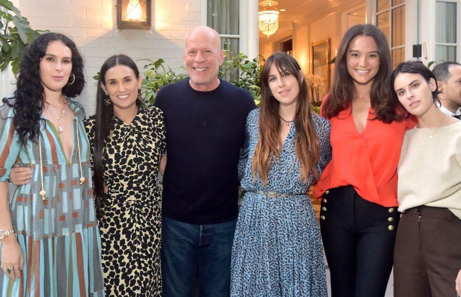 ބްރޫސް ވިލިސް އޭނާގެ ކުރީގެ އަނބި މީހާ ޑެމީ މޫރޭގެ (ވ-2) ފޮތެއް ލޯންޗުކުރަން ބޭއްވި އިވެންޓެއްގައި އޭނާގެ މިހާރުގެ އަނބިމީހާ އެމާ (ކ-2) އާއި ތިން އަންހެން ދަރިންނާ އެކު -- ފޮޓޯ: ގެޓީ އިމޭޖެސް