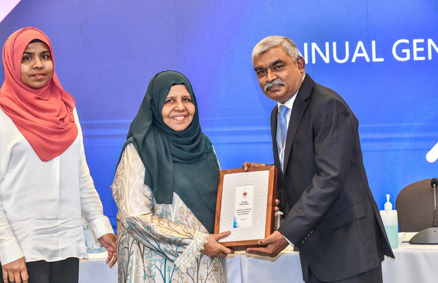 މަރޒޫގްގެ މަންމަ ހަދީޖާ ނިޝްރީން އެވޯޑާ ހަވާލު ވަނީ: އެއެވޯޑަކީ އޭނާގެ ދަރިފުޅަށް އޮލިމްޕިކް ކޮމިޓީން އެރުވި ސްޕޯޓްސް ރިކޮގޮނިޝަން އެވޯޑް --- ފޮޓޯ: އެމްއޯސީ