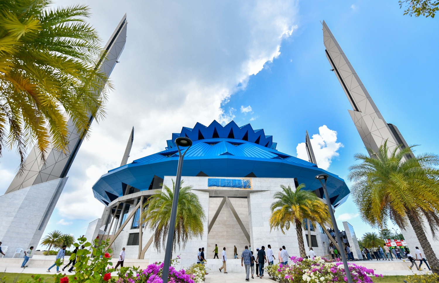 ސައުދީ ރަސްގެފާނުގެ ހަރަދުގައި މާލޭގައި އިމާރާތްކުރި ސަލްމާން މިސްކިތް: މިއީ ކުރީގެ ރައީސް އަބްދުﷲ ޔާމީންގެ ވެރިކަމުގައި އެ މަނިކުފާނުގެ އެދިވަޑައިގަތުމަކަށް ކިންގް ސަލްމާންގެ ހަރަދުގައި ހެދި ތަނެއް.---ފޮޓޯ: ފަޔާޒު މޫސާ| މިހާރު