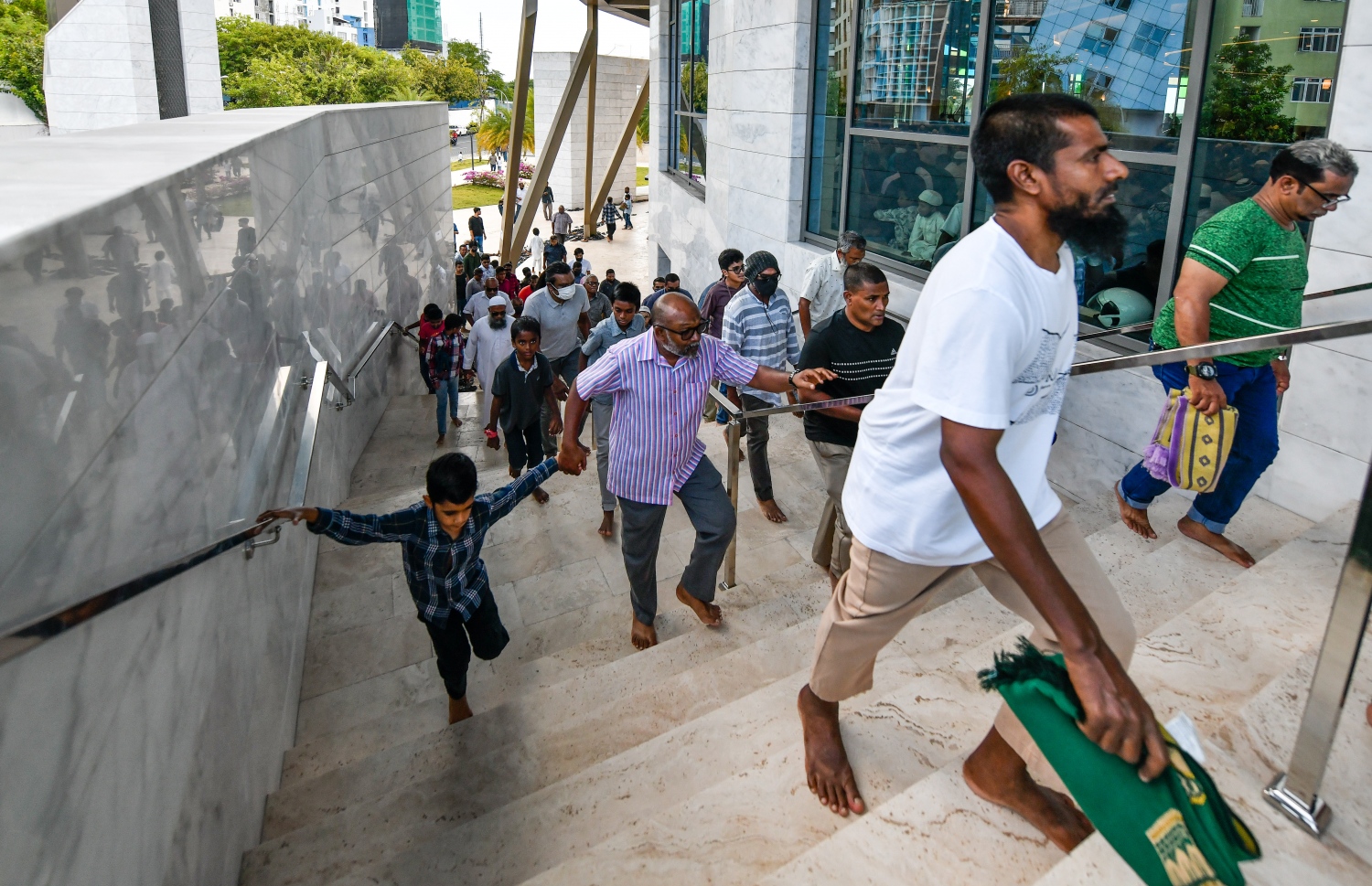 ސަލްމާން މިސްކިތުގައި މިއަދު ކުރި ފުރަތަމަ ހުކުރު ނަމާދަށް މީހުން ދަނީ.---ފޮޓޯ: ފަޔާޒު މޫސާ| މިހާރު