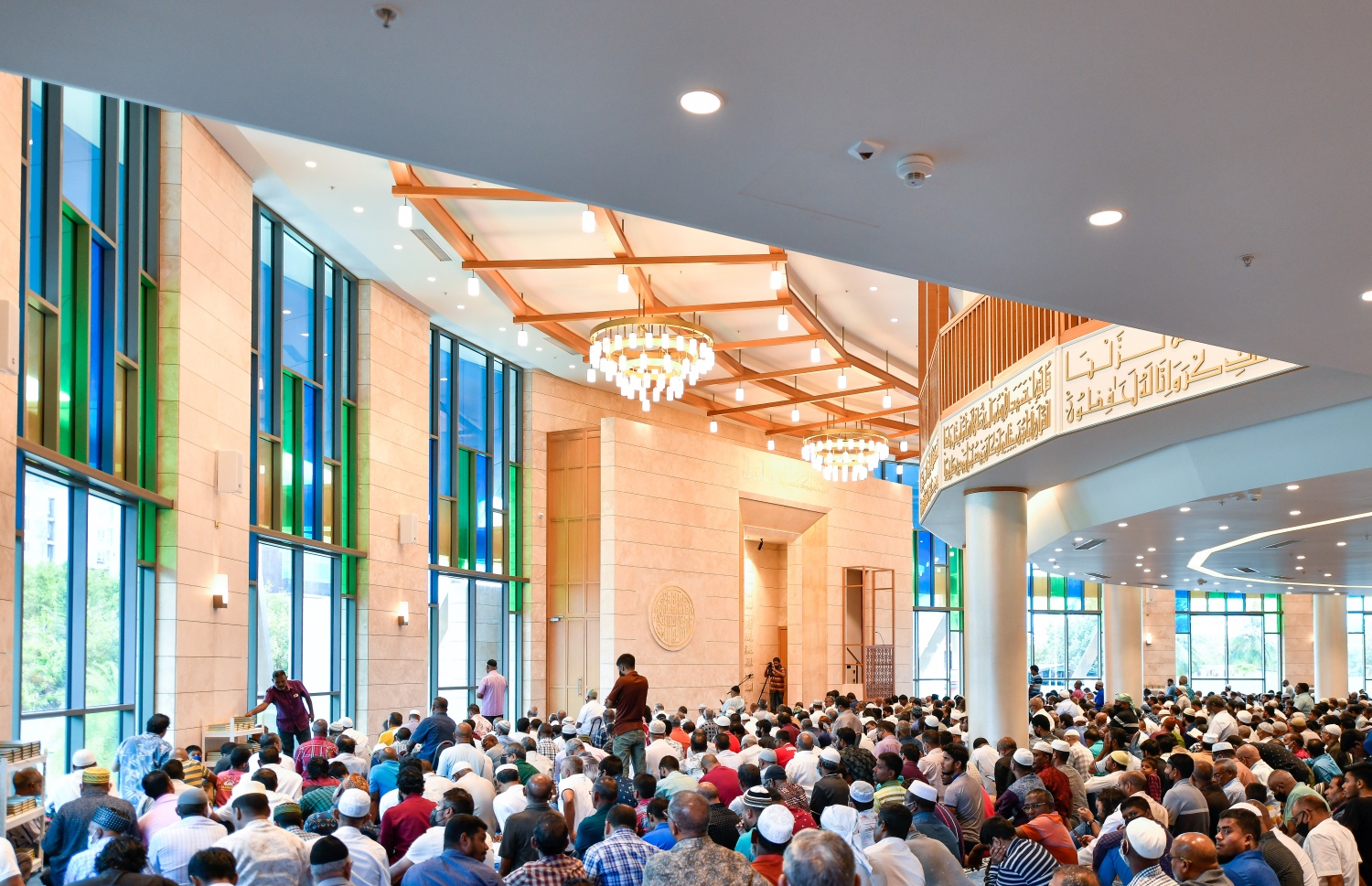 ސަލްމާން މިސްކިތުގައި މިއަދު ކުރި ފުރަތަމަ ހުކުރު ނަމާދަށް މީހުން ޖަމާވެފައި: މިއީ ރާއްޖޭގައި ވެސް މި ވަގުތު ހުރި އެންމެ ބޮޑު އަދި އެންމެ ޗާލު މިސްކިތް.---ފޮޓޯ: ފަޔާޒު މޫސާ| މިހާރު