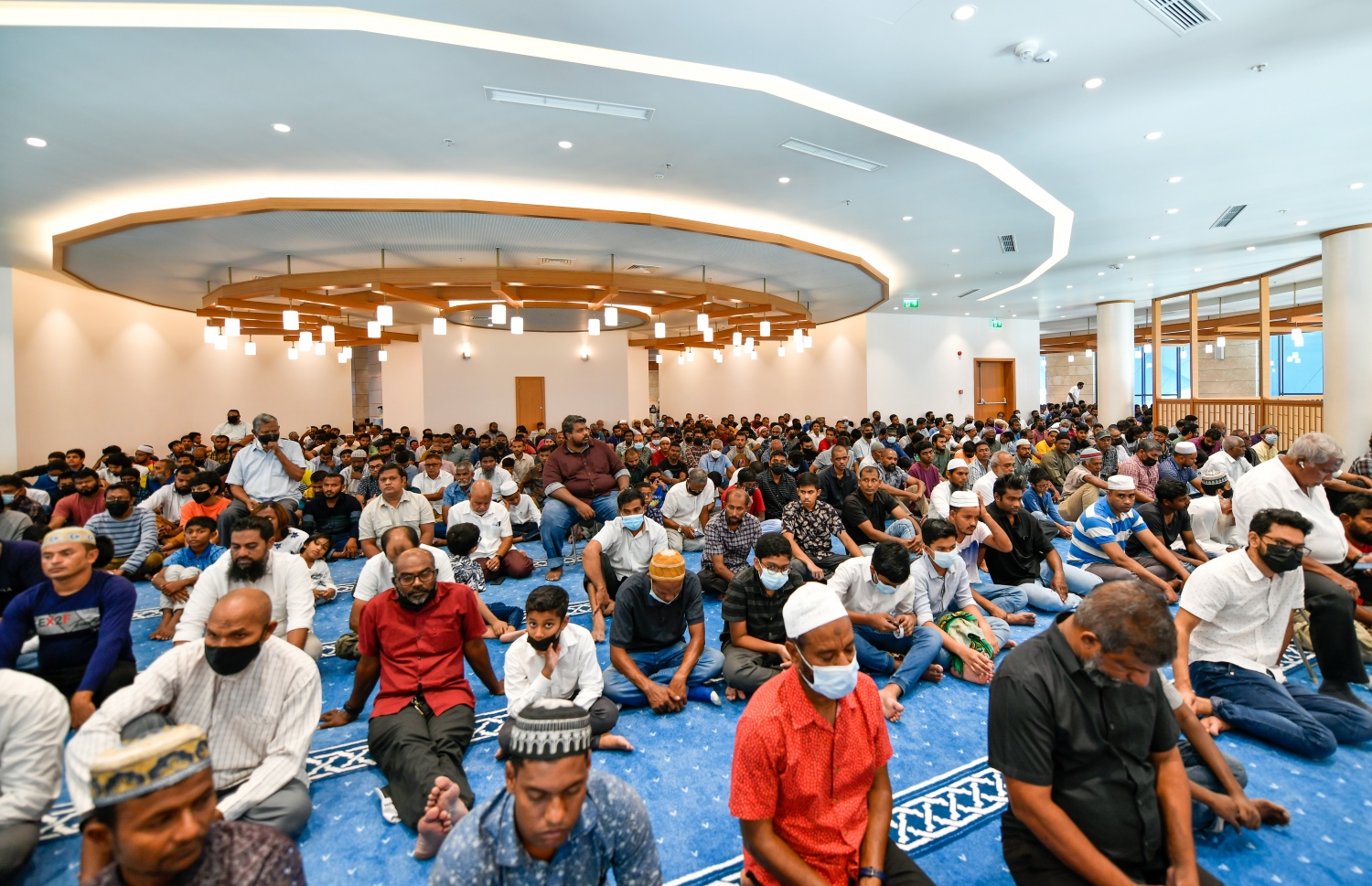 ގިނަ ބަޔަކާއެކު ސަލްމާން މިސްކިތުގައި މިއަދު ކުރި ފުރަތަމަ ހުކުރު ނަމާދު: މިއީ 10،000 މީހުންގެ ޖާގައިގެ މިސްކިތެއް.--- ފޮޓޯ: ފަޔާޒް މޫސާ | މިހާރު