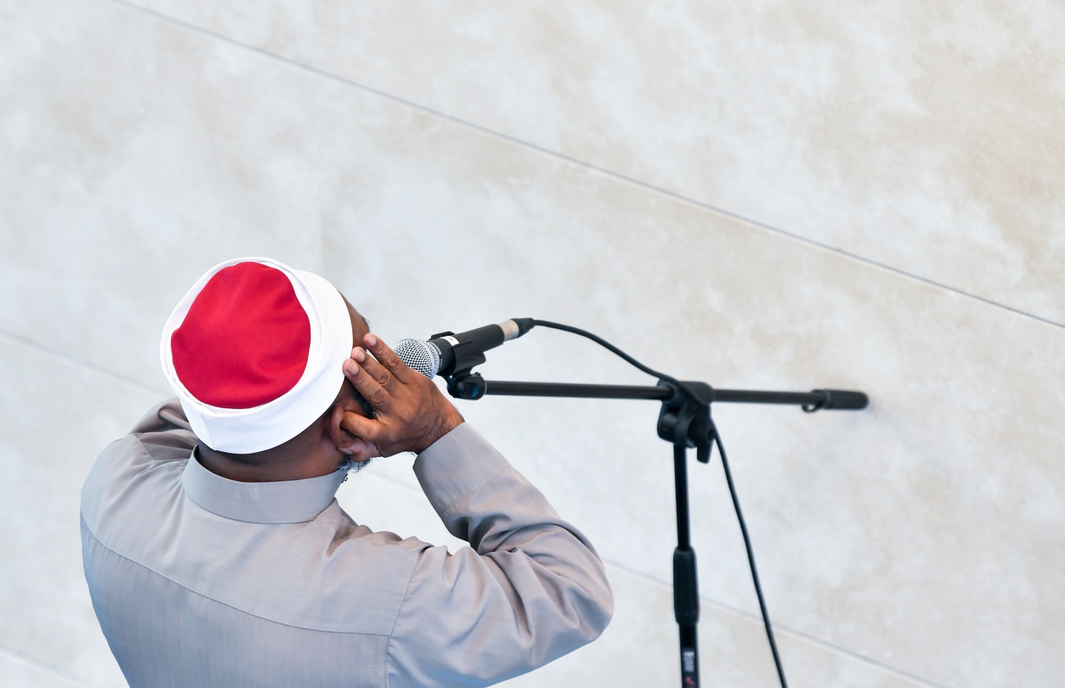 ސަލްމާން މިސްކިތުގެ އިމާމް ނަސްރުﷲ އަލީ މިއަދުގެ ހުކުރު ނަމާދައް ބަންގި ގޮވަނީ-- ފޮޓޯ: ފަޔާޒް މޫސާ | މިހާރު