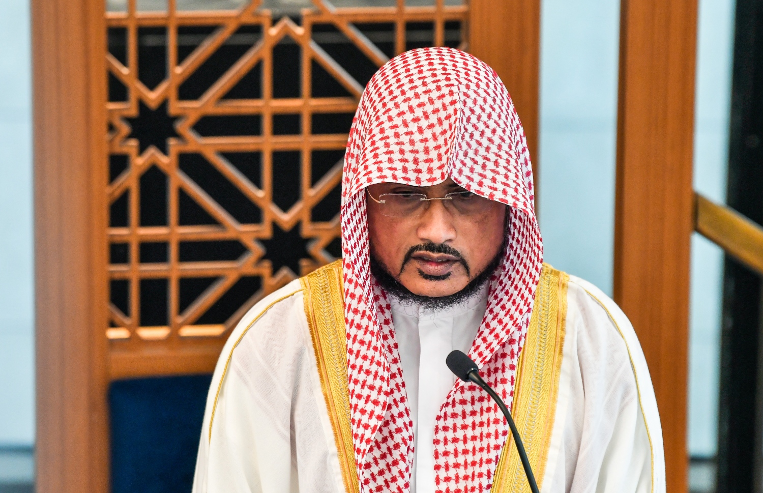 ސަލްމާން މިސްކިތުގައި މިއަދު ކުރި ފުރަތަމަ ހުކުރު ނަމާދުގައި ޝައިހު އިލްޔާސް ހުސައިން ހުތުބާ ވިދާޅުވަނީ.---ފޮޓޯ: ފަޔާޒު މޫސާ| މިހާރު